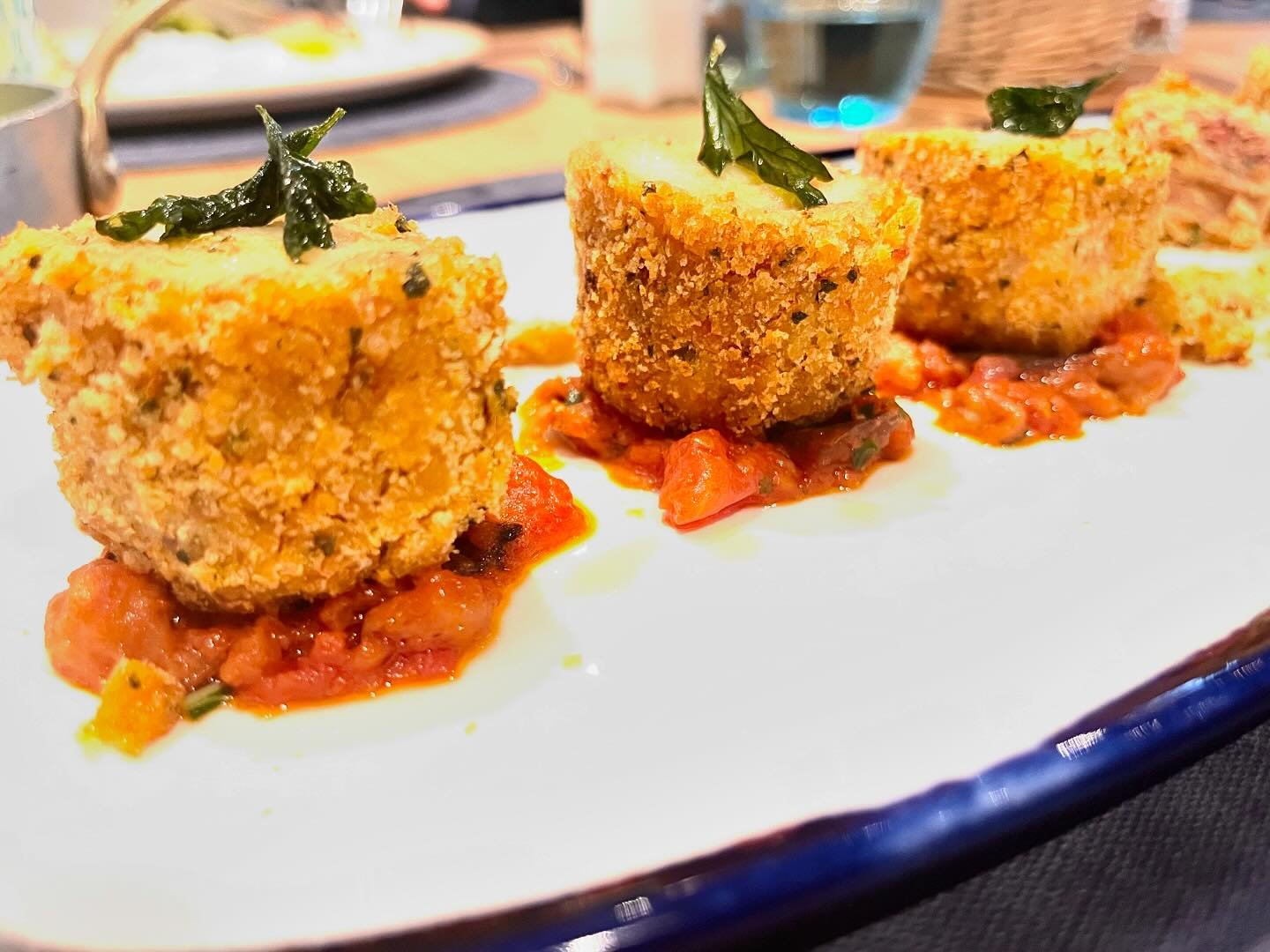 ROLLATINE DI PESCE SPADA ALLA PALERMITANA CON CUORE DI PROVOLA AFFUMICATA DEI MONTI LATTARI E CAPONATINA DI MELANZANE 😋

Un incontro tra mare e terra che risveglia i sensi invitandoti a rallentare, a goderti l&rsquo;attimo, a perderti in sapori che 