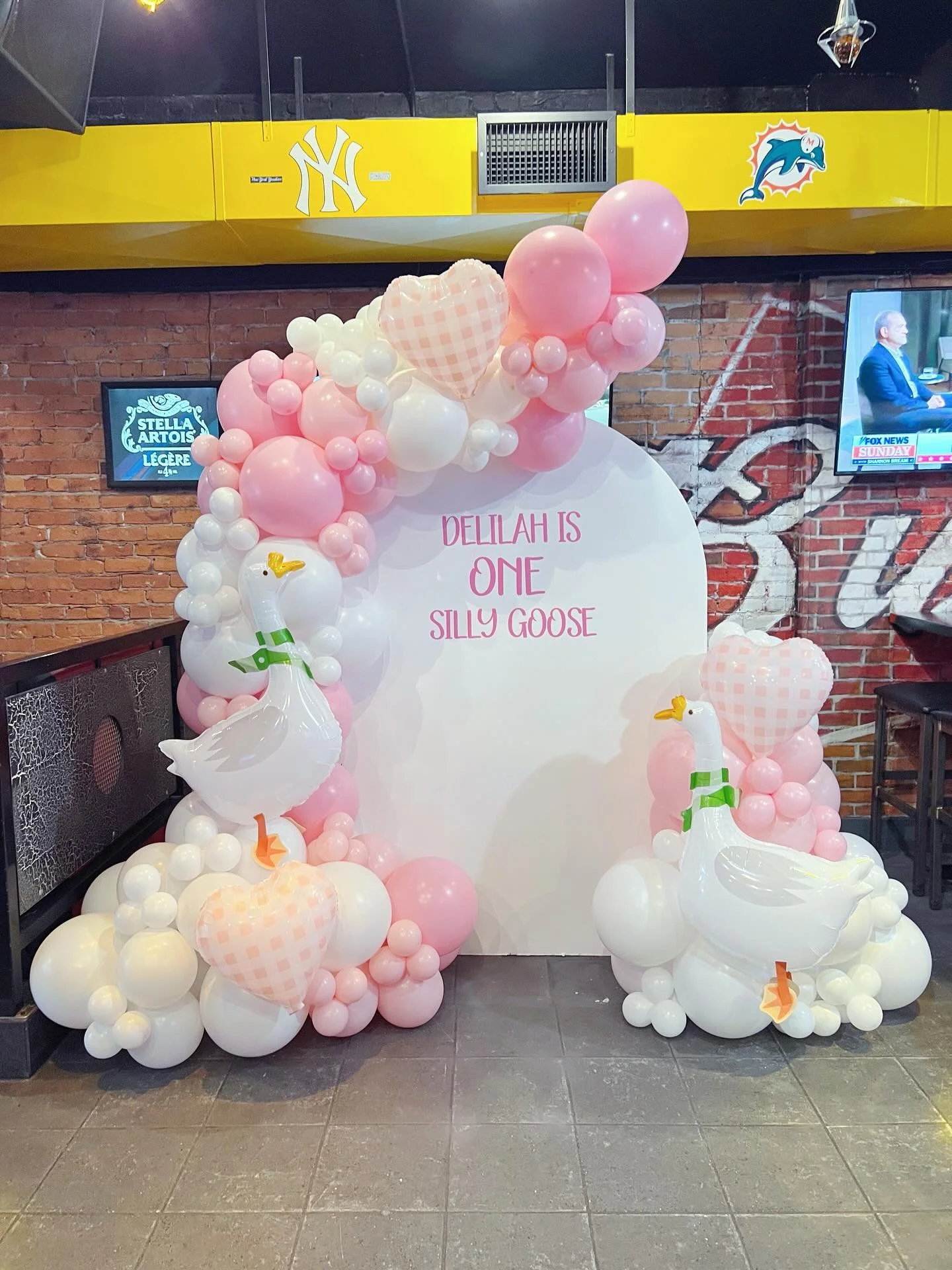 🪿💕 ONE SILLY GOOSE 💕🪿

Cutest theme ever 😍

#stcatharinesballoons #niagaraballoons #niagarafallsballoons #niagaraonthelakeballoons
