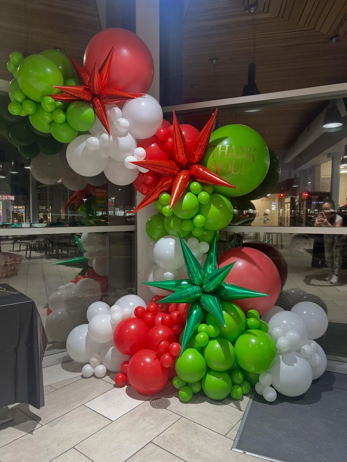 A holiday thank you event for the @commissosfreshfoods staff ❤️🎄

#corporateballoons #niagarabusiness #niagaracorporateevents #stcatharinesballoons #niagarafallsballoons #niagaraeventvenue #niagaraballoons #niagaraeventdecor