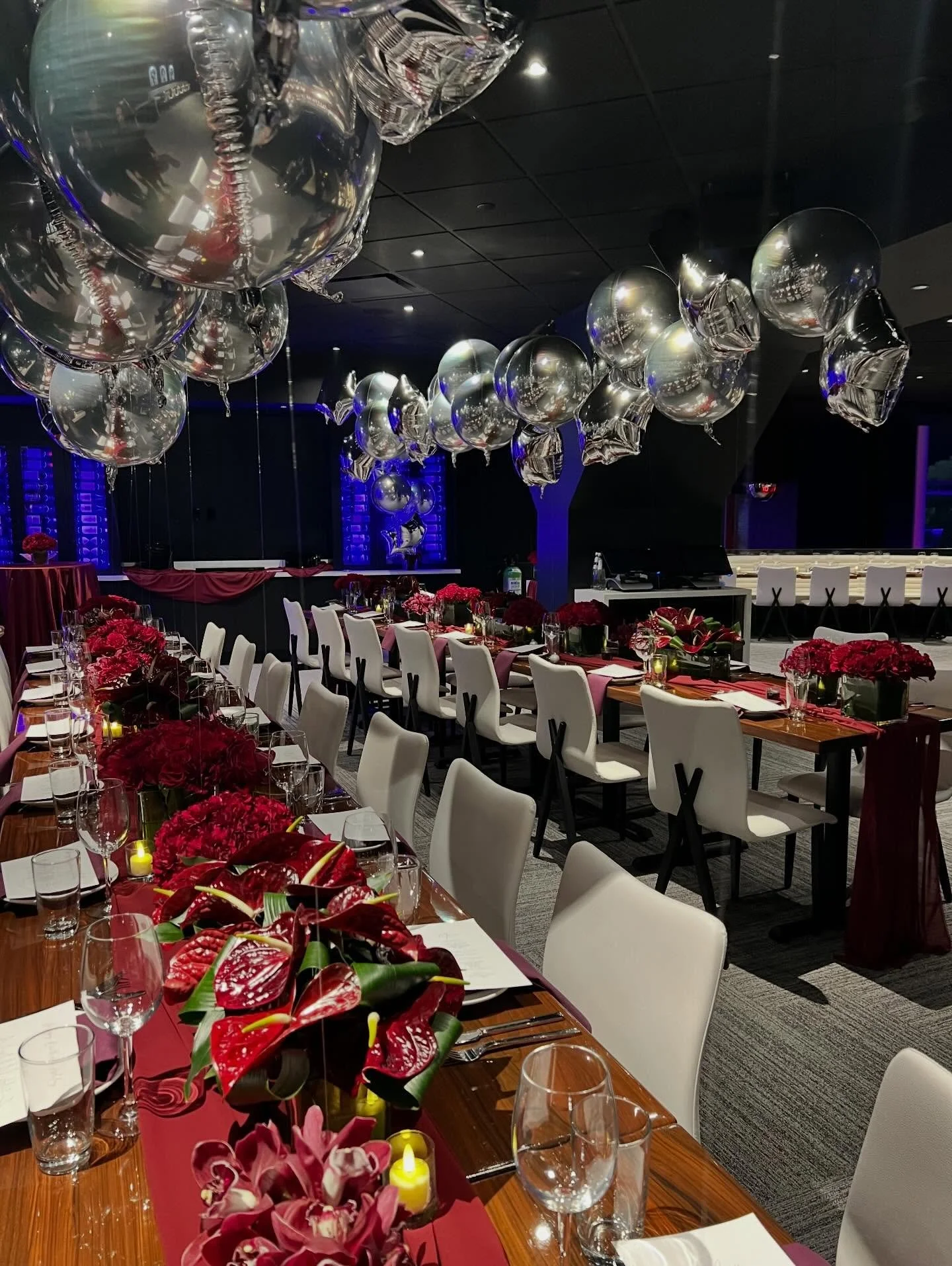 The centerpieces of your dreams at the beautiful @stkfallsview 🖤

Florals by @vonmar.floral 🌹

#stcatharinesballoons #niagaraballoons #niagarafallsballoons #wellandballoons #grimsbyballoons #forterieballoons #fonthillballoons #beamsvilleballoons #s