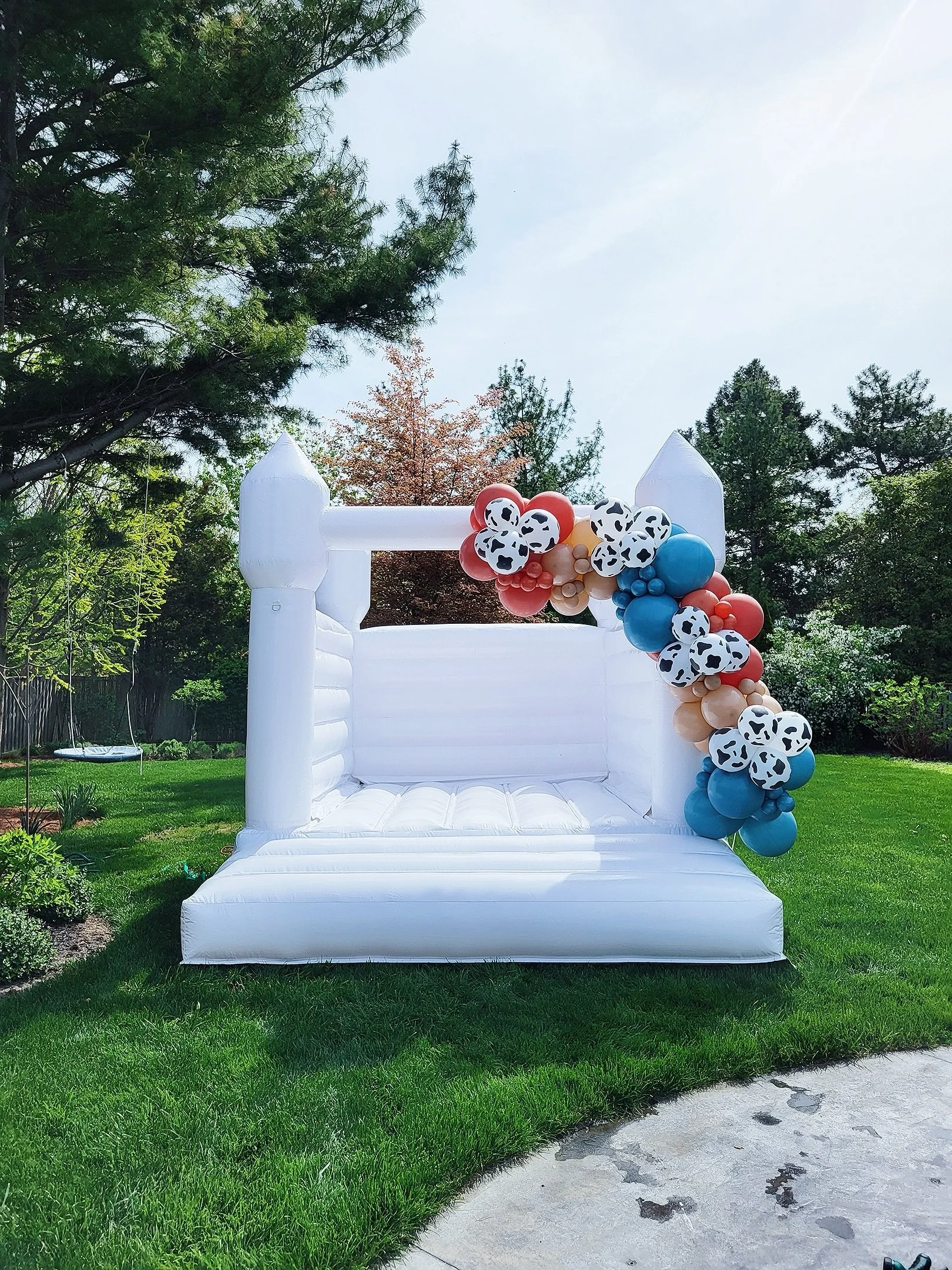 🩷☀️🩵 BOUNCY CASTLES 🩵☀️🩷

Jumpy castle season is hereeeeee 🥰 book your castle on its own or with a balloon garland. We offer 50% off on the garlands and don't charge extra for hours. You keep the castle for the entire day! 🫶

Bouncy Castle Niag