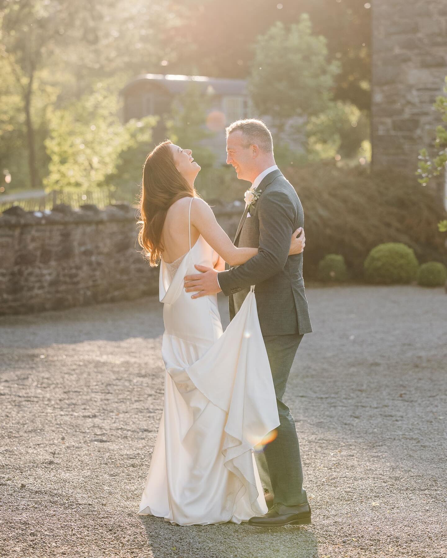 With all these storms I&rsquo;m thinking about warmer and sunnier days! Spring can&rsquo;t come soon enough, even though this beautiful relaxed wedding in @virginia_park_lodge is from September :) I loved Ailbhe &amp; Seamus&rsquo;s relaxed approach 