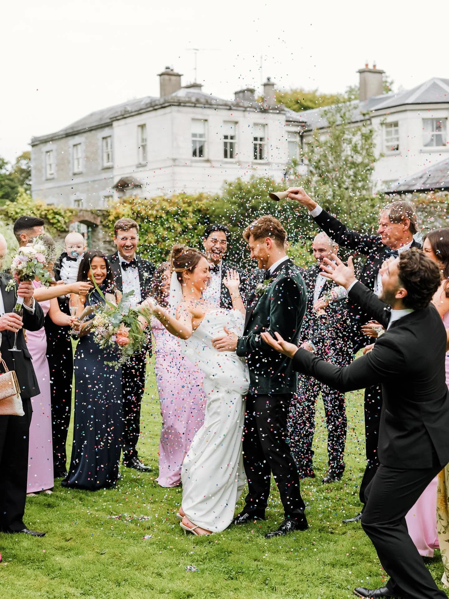 A small preview of James &amp; Jessica&rsquo;s wedding photos in Tankardstown House, starting with one of my favourite confetti shots :) The wedding was a truly family effort with siblings playing during the ceremony, family members making the weddin