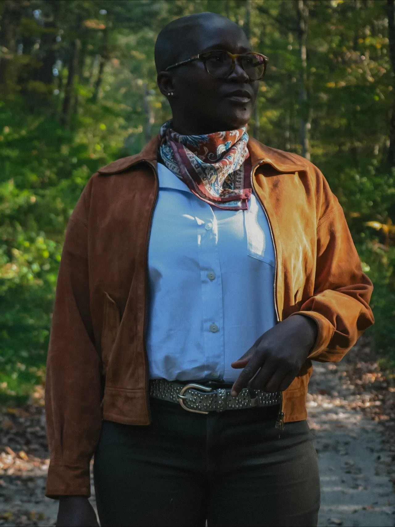 Fall weather has finally arrived here in Litchfield 🍂 🍁 

@atelier_de_graves scarf
@sarahalexandrashirts button up
@artico_official_ suede jacket 
@agjeans denim