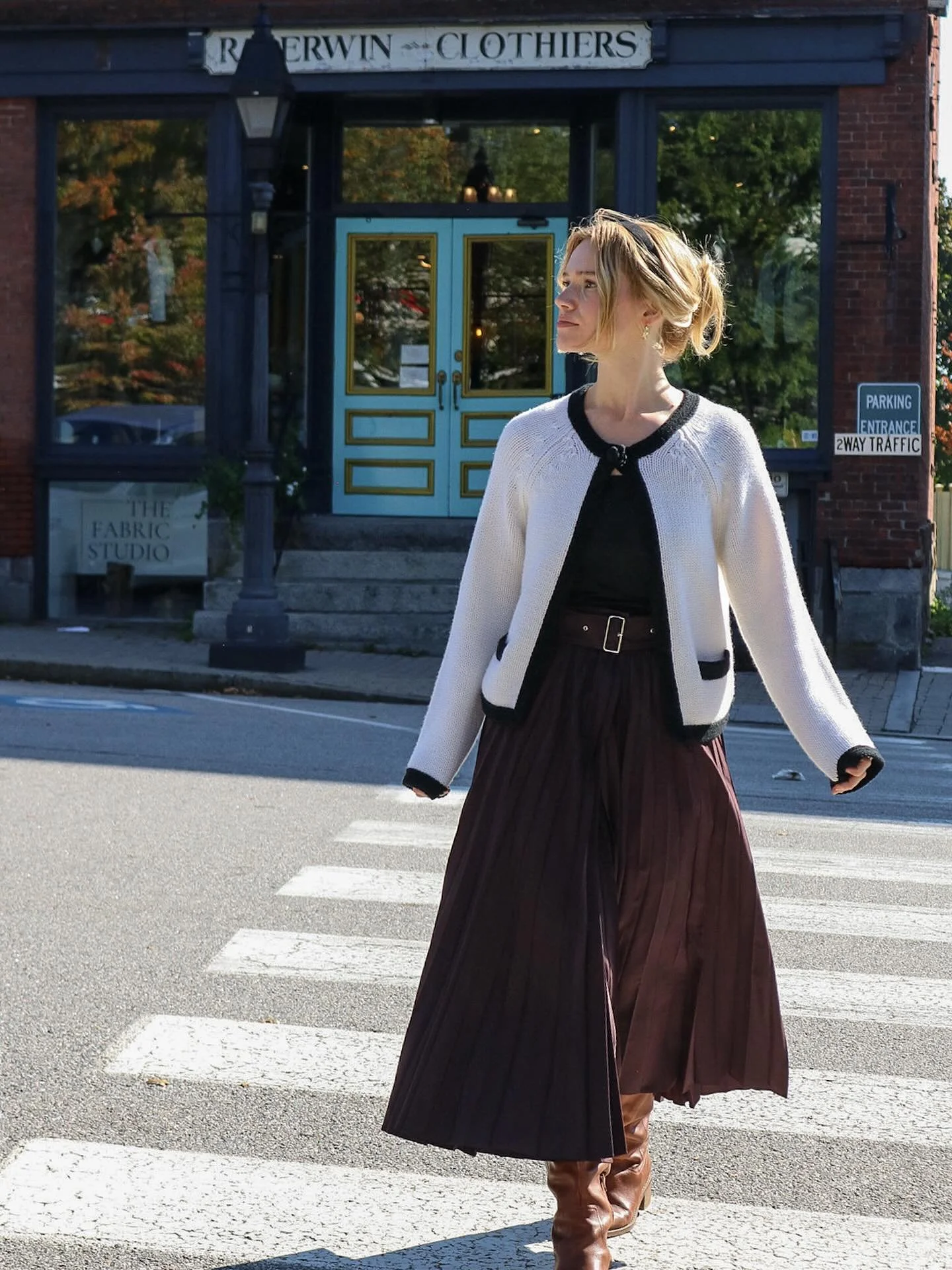 @corgisocksofficial contrast trim cashmere sweater
@_meimeij_ pleated skirt ✨