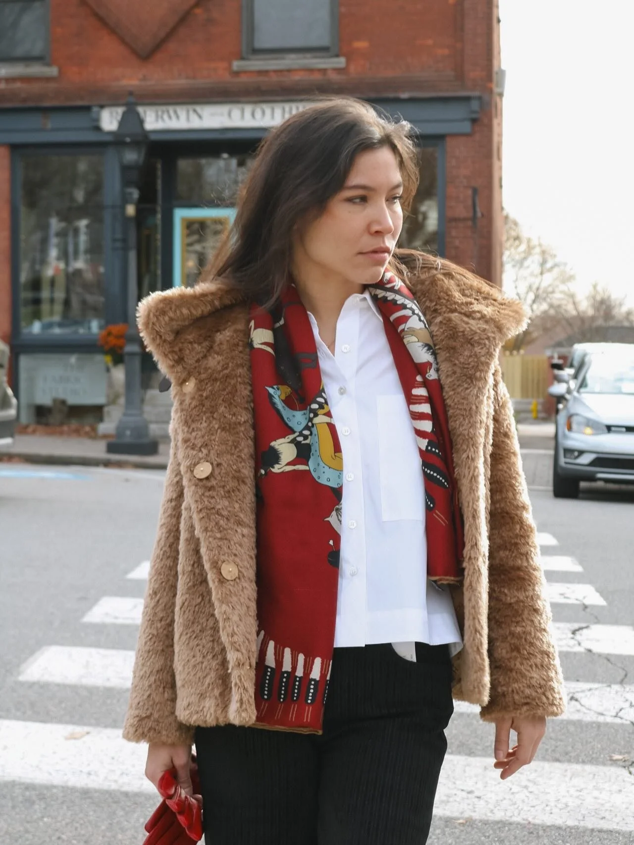 A @raniarabella shawl finishes every look ❤️

@herno faux fur coat
@giangicamiceria cotton poplin shirt
@agjeans pants