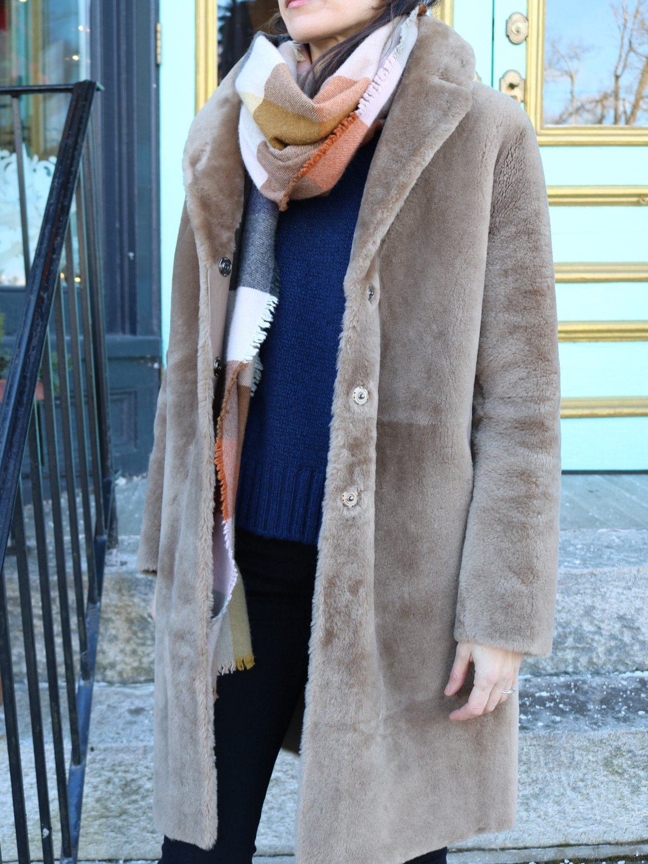 Day 2: @f_cashmere_ Marianne sweater ✨ 

This crewneck cashmere sweater features a ribbed neck and bottom hem, along with a ribbed elongated cuff. The drop shoulder provides comfort and style. Made in Italy. 

@suprema_official shearling coat 
@beggx