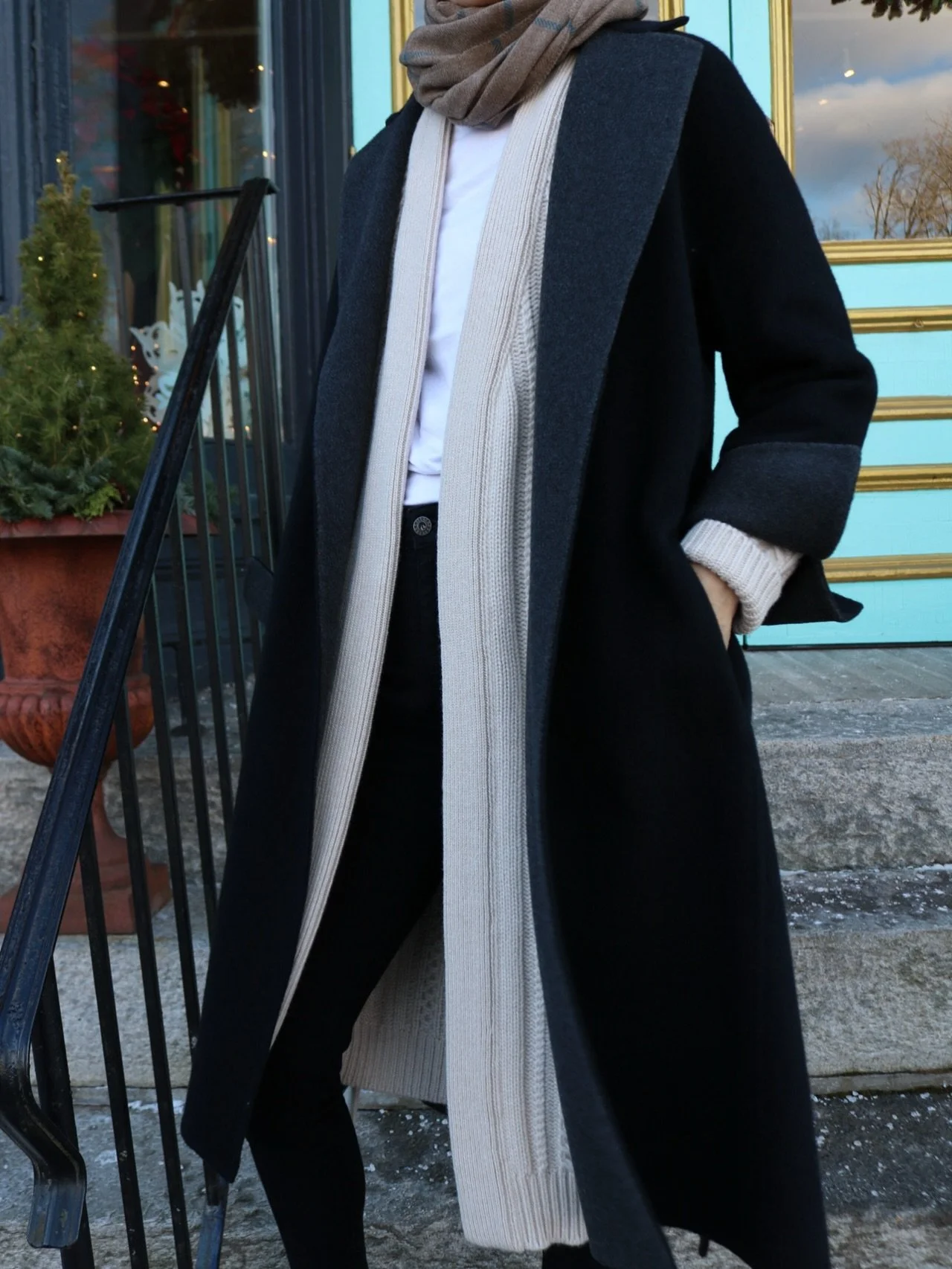 Day 7: @beggxco Iona cashmere sweater ✨

The Iona is a luxurious long length textured sweater/coat. This knit has two deep front pockets and a tie belt. A perfect piece to wear in the coziness of your home, or around town under your @manto_italia dou