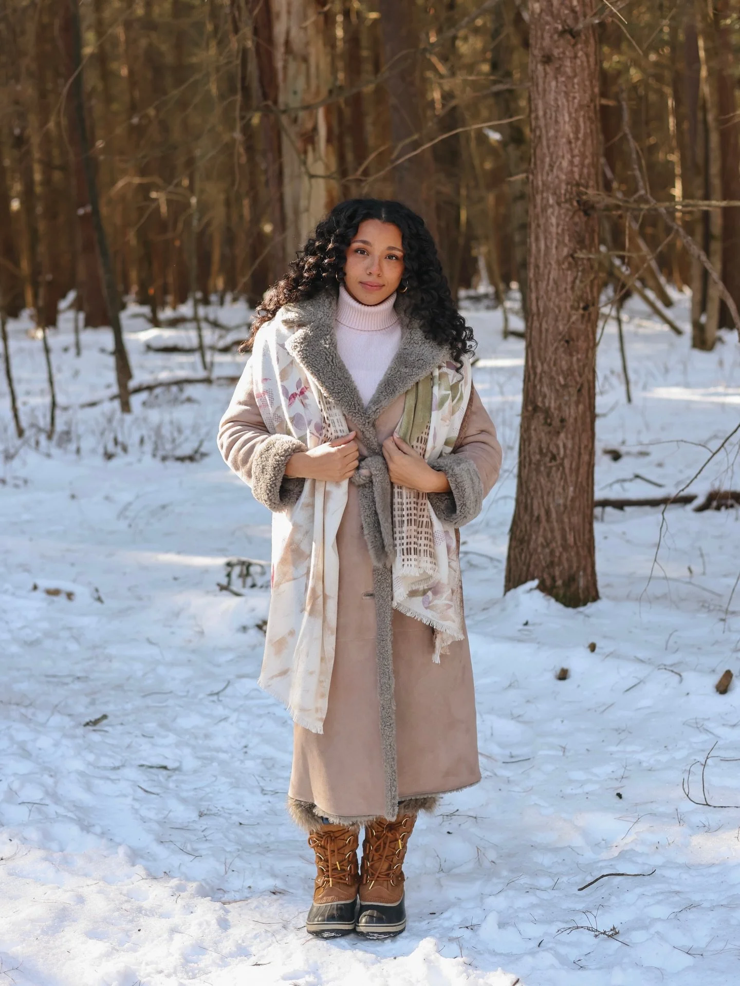 No one does a shearling quite like @suprema_official✨

This coat features a shawl collar, deep pockets and a waisted belt for ease and comfort.

@scottandchartersscotland cashmere turtleneck 
@19andreas47_official scarf