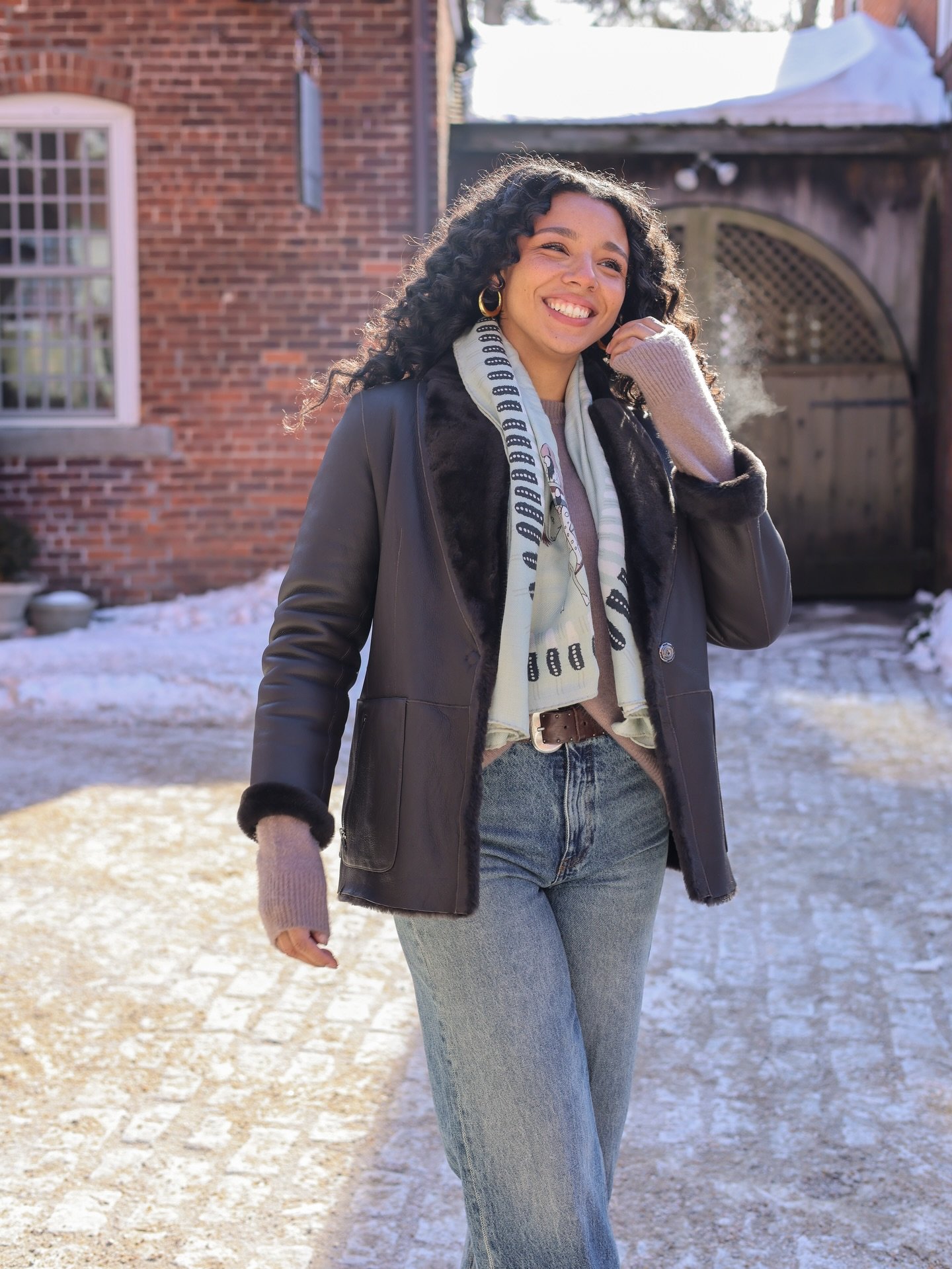 Another shearling, just because.
@suprema_official 

@f_cashmere_ crewneck cashmere sweater 
@raniarabella scarf