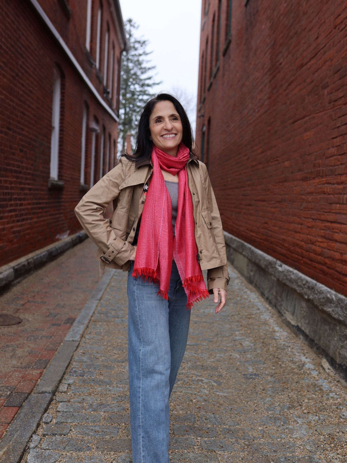 Soft layers, one bold detail 🌷 
.
.
.
.
.
#luxury #clothing #litchfieldct #springoutfitideas #popofcolor