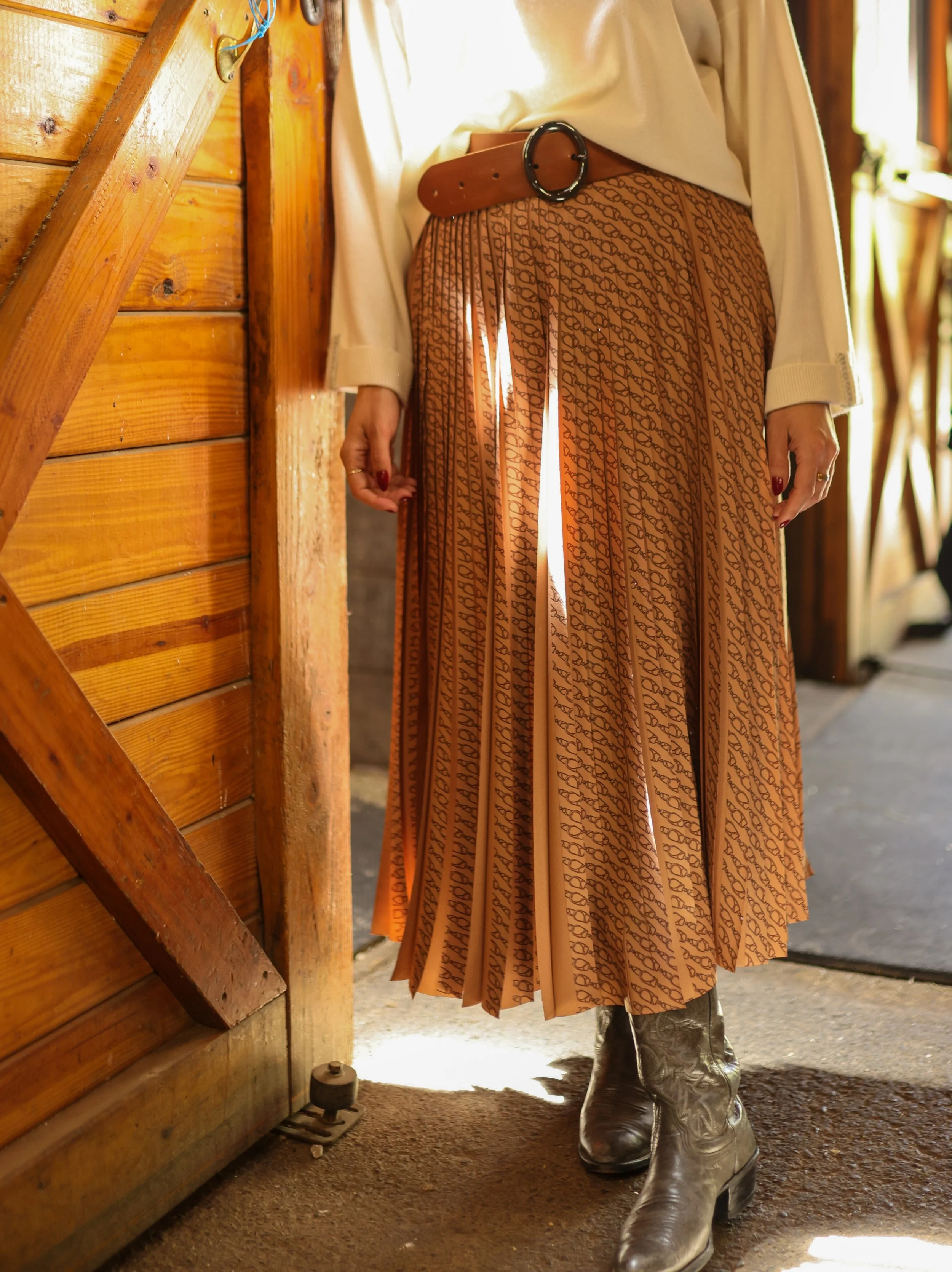 We need a moment for this stunning @herno skirt 😍
.
.
.
.
.
#luxury #luxuryclothing #equestrianstyle #shopct #litchfield