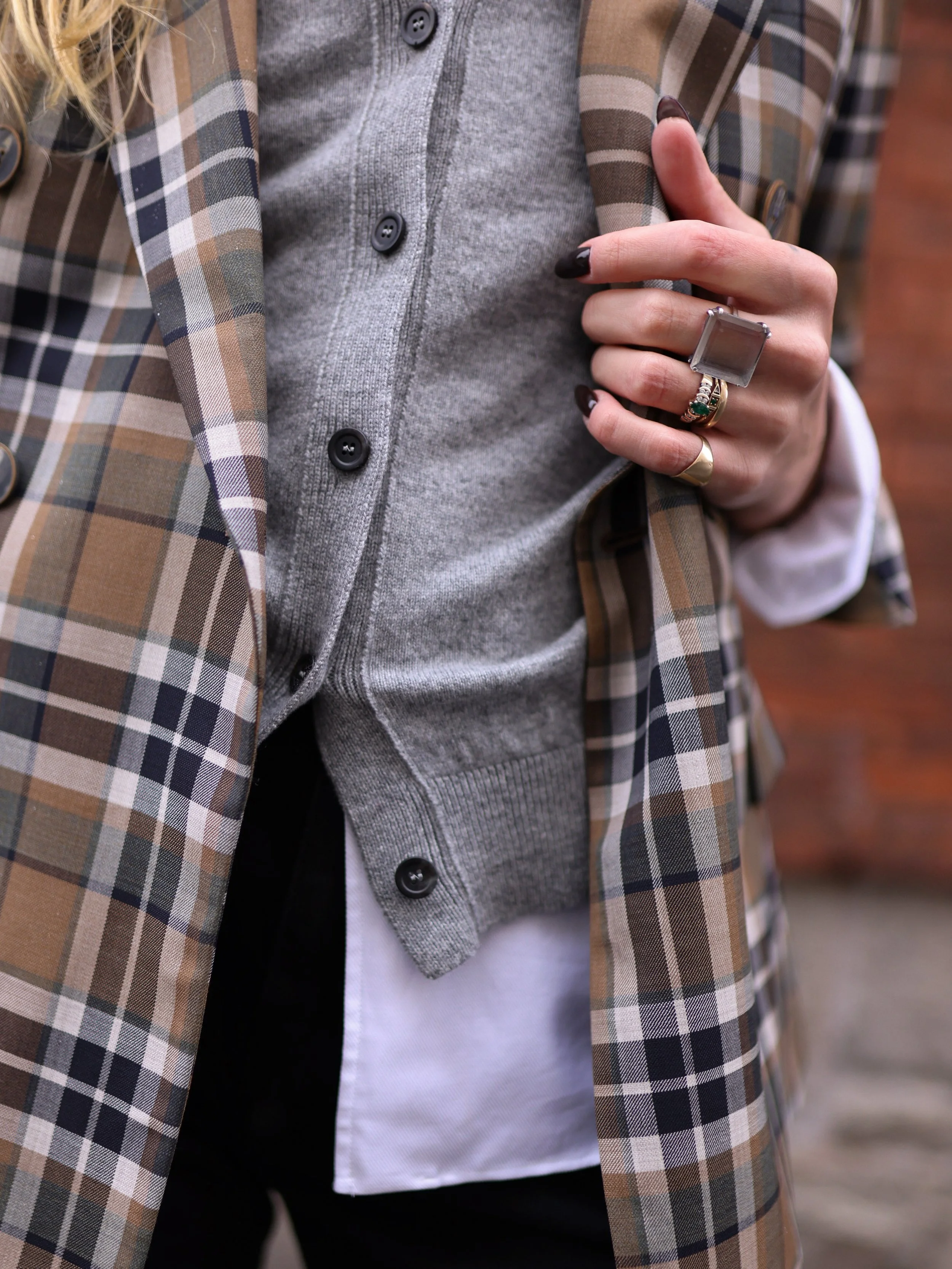 MONDAY: Plaid is having its moment ✨
.
.
.
Styled by @madsify