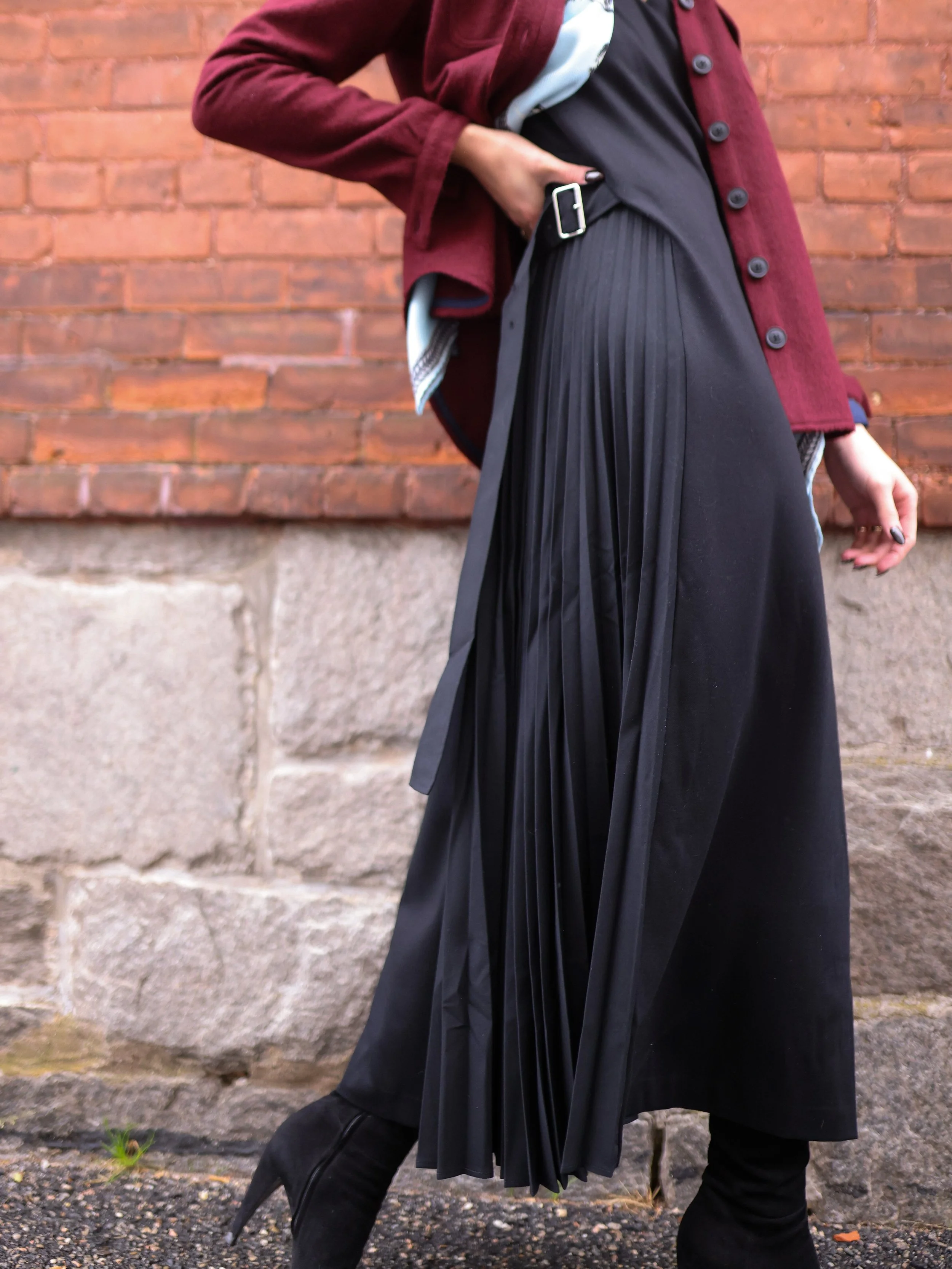 WEDNESDAY: Burgundy layered with this stunning black pleated dress, the perfect pairing 
.
.
.
Styled by @madsify
