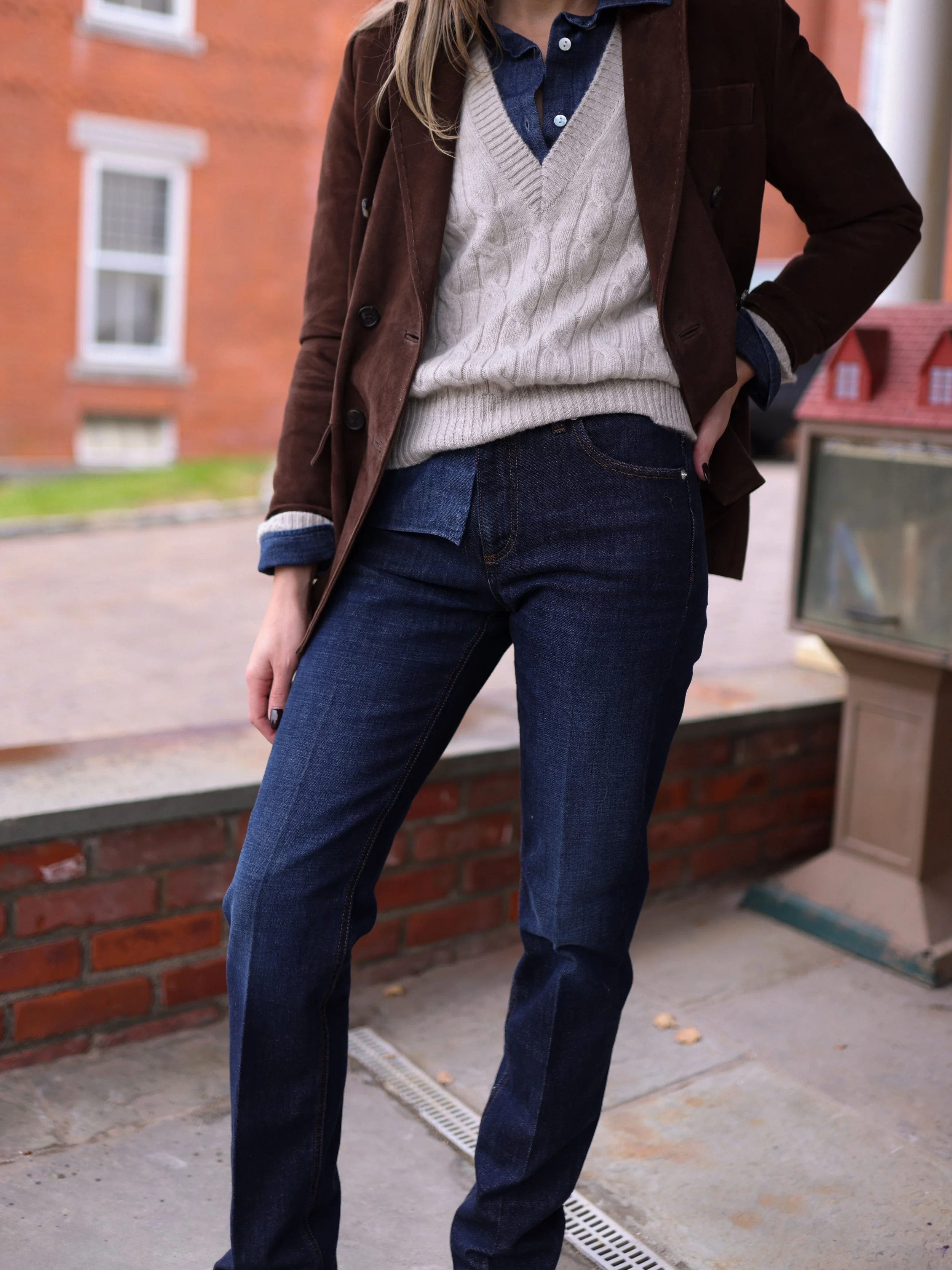 FRIDAY: Denim on Denim, with a fall twist. A cashmere sweater and chocolate brown suede jacket - timeless. 
.
.
.
 Styled by @madsify