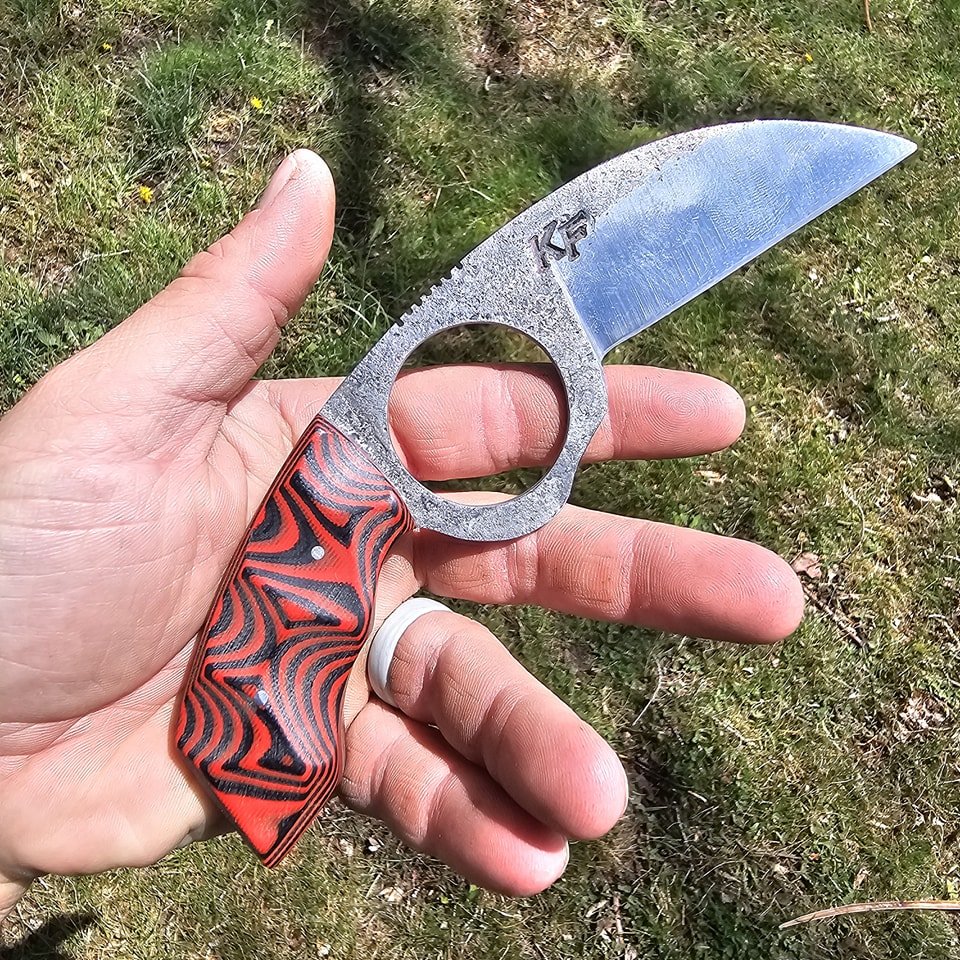 This sweet little EDC  is available! Perfect for appendix. And bug out bag! 

Check it out on my web site soon. And a bunch more knifes also! 

80crv2 steel g10 handle! 

 #support #farmington #father #maker #fire #newmexcio #damascus #blacksmith #ke