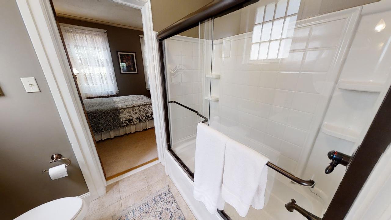 The Judge Allen Craig Mansion second bathroom, en suite