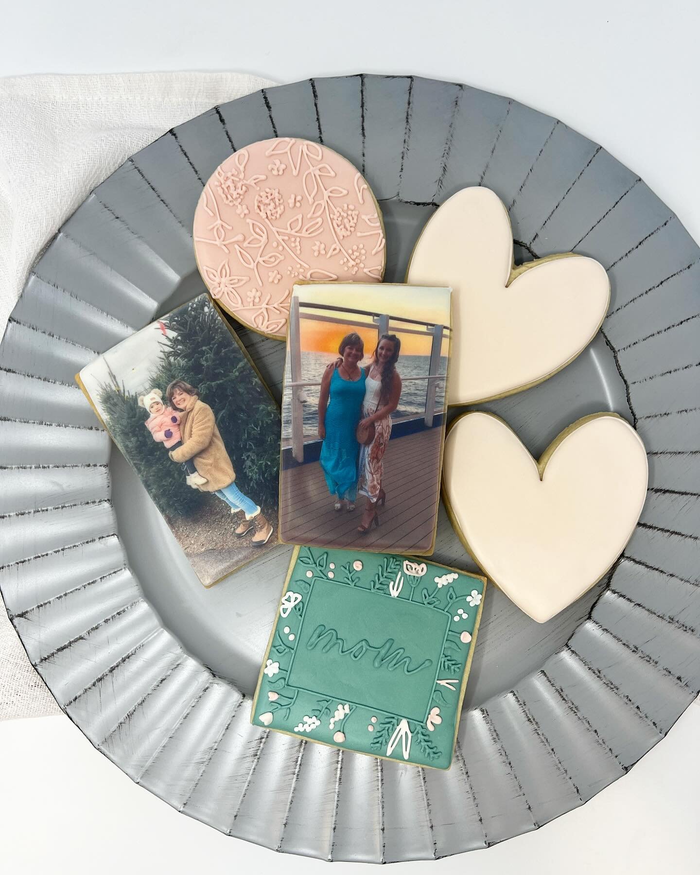 Give mom a thoughtful and delicious gift this Mother's Day! Add 2 photos to this beautiful cookie set for the easiest gift! We also have our dessert boxes with a variety of our sweet treats to test taste with mom or keep for yourself! 

#buffalo #buf