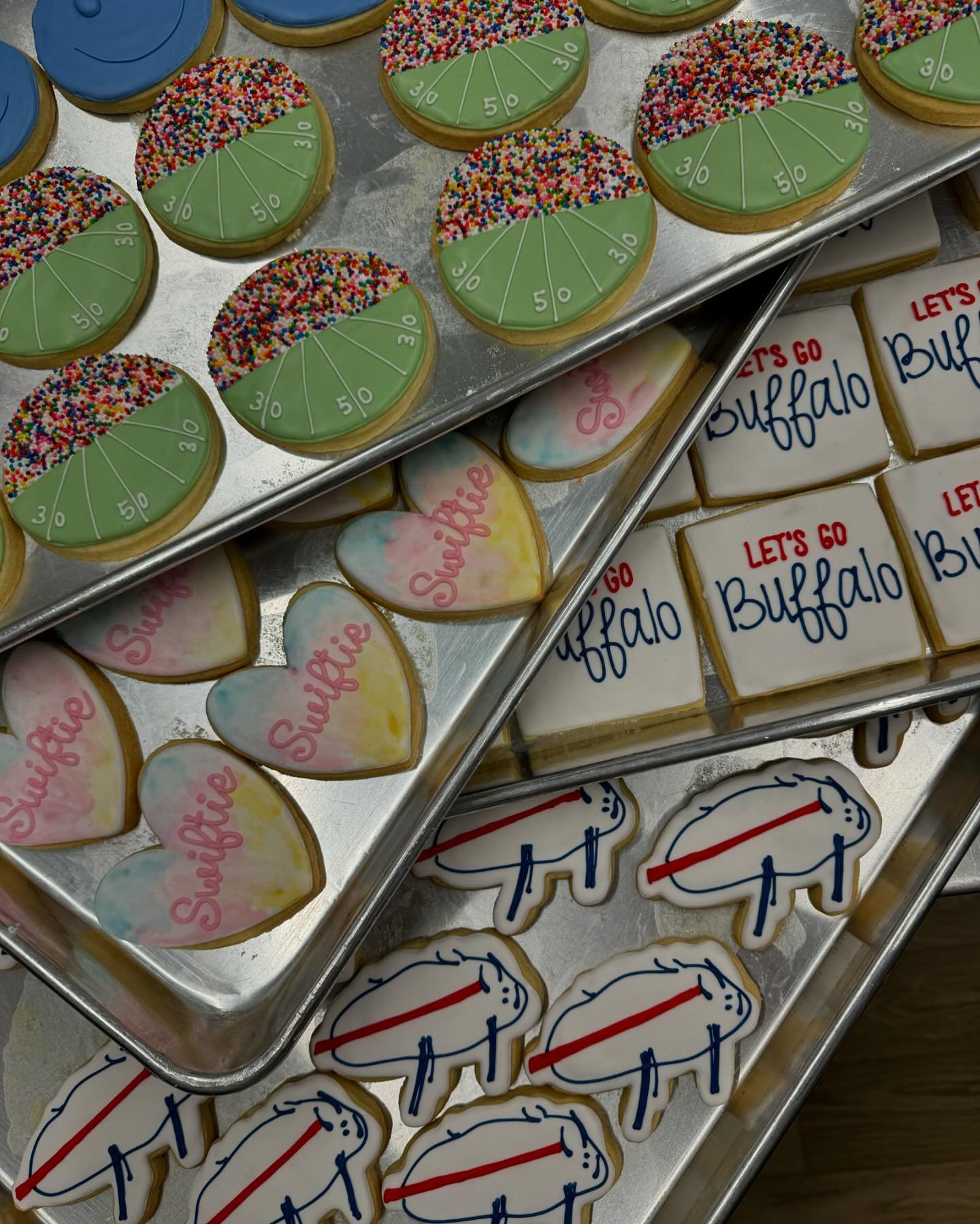 I worked all night to restock some buffalo football and a few Swiftie cookies for you guys! Stop in and grab a Sunday snack box, cutouts and your pregame coffee! 
Open 9am-4pm today!
🤍Have a Sweet day

#buffalo #buffalony #buffalobills #billsmafia #