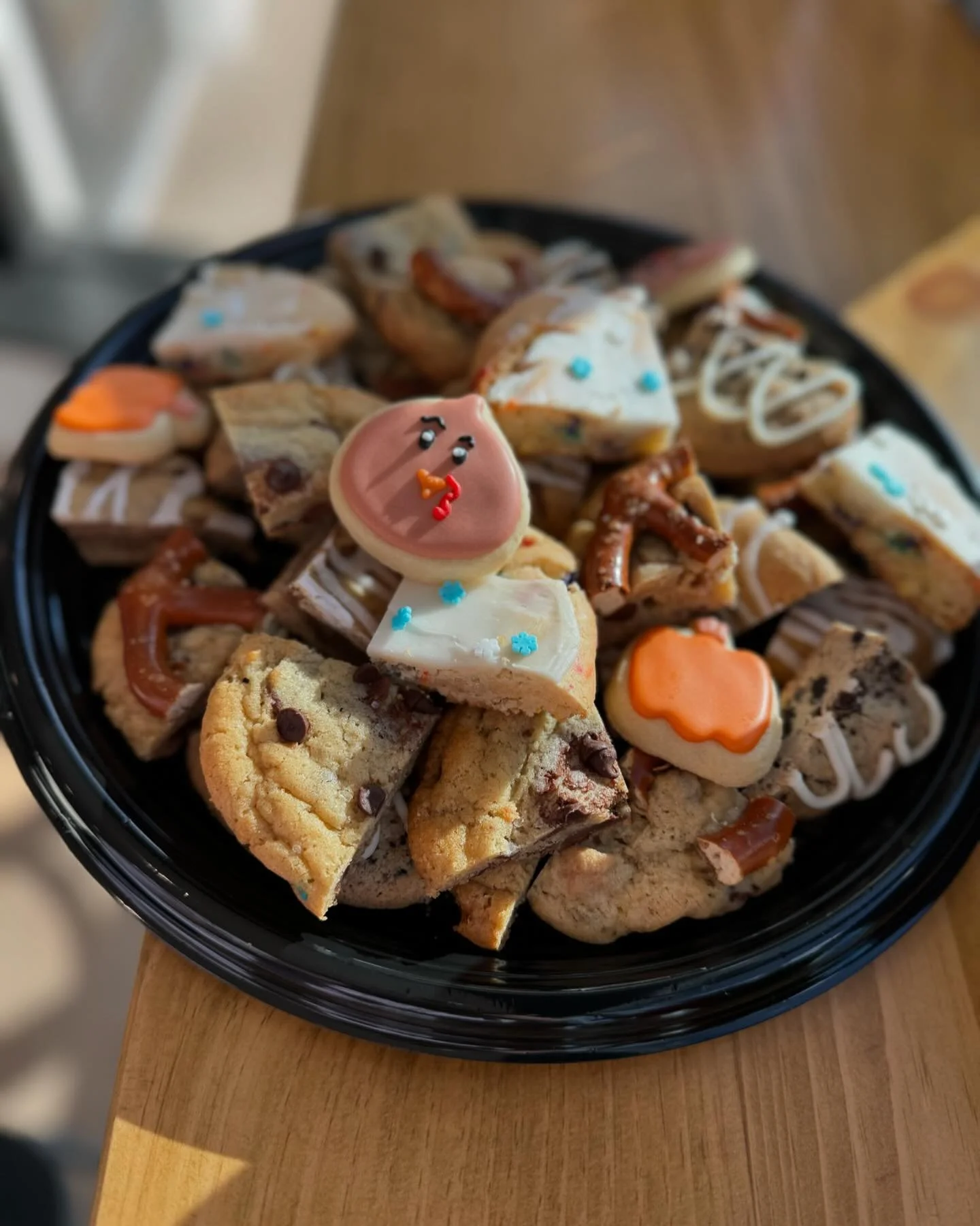 We're open today until 6pm and tomorrow 9am-12pm for all your last minute sweet treats!