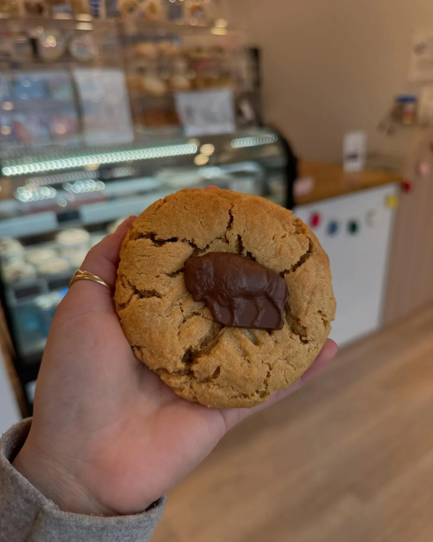 VICTORY MONDAY! 

Say hello to our newest cookie in the case! Our version of a Peanut Butter Blossom!

All cut outs in the case are buy 2 get 1 FREE TODAY!

#buffalobills #buffalo #nfl #cookies #buffalobakery #bakery