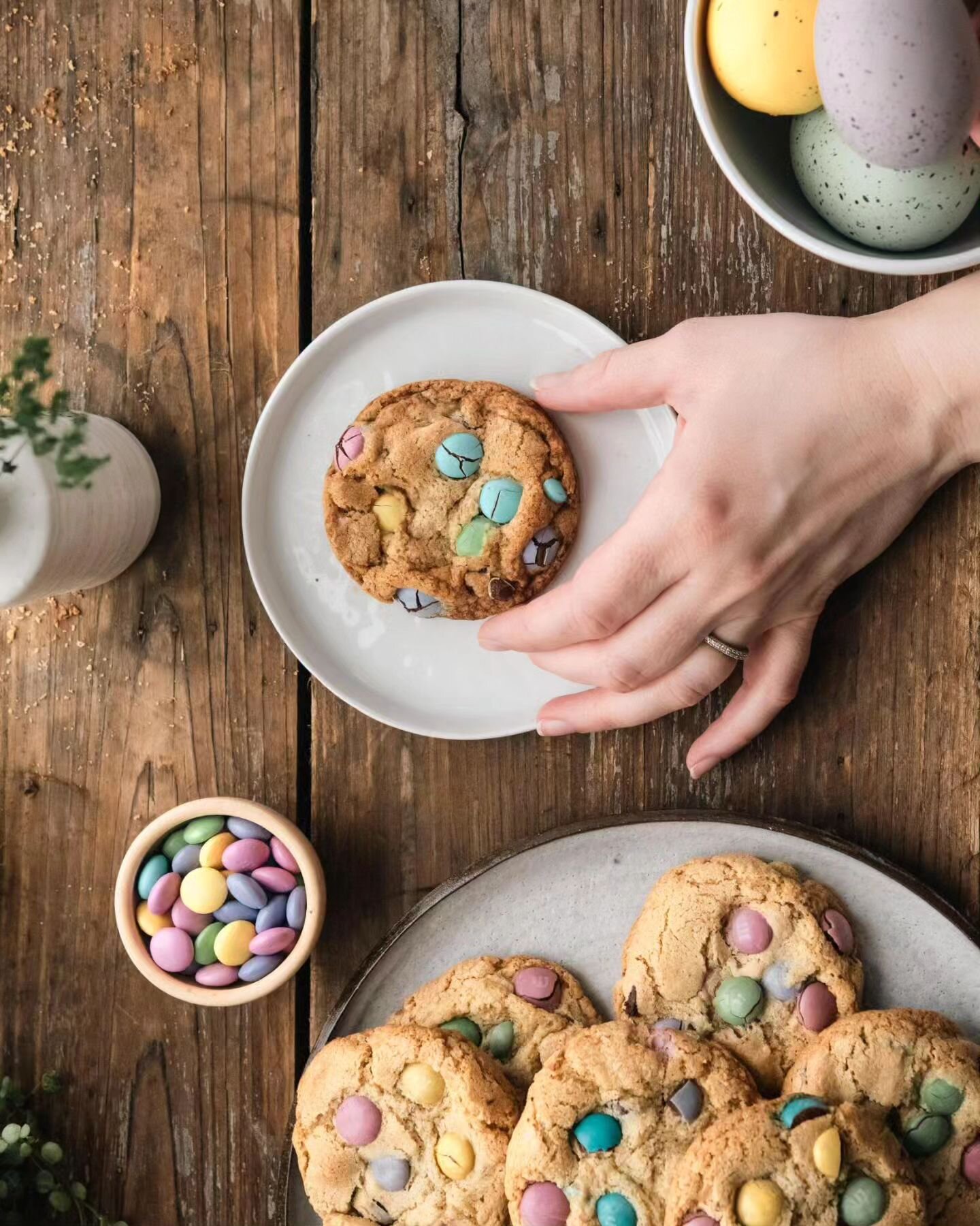 Just in time for Easter, here are some gluten free chocolate chip cookies featuring pastel blend @mmschocolate and @bobsredmill 1-1 gluten free flour.