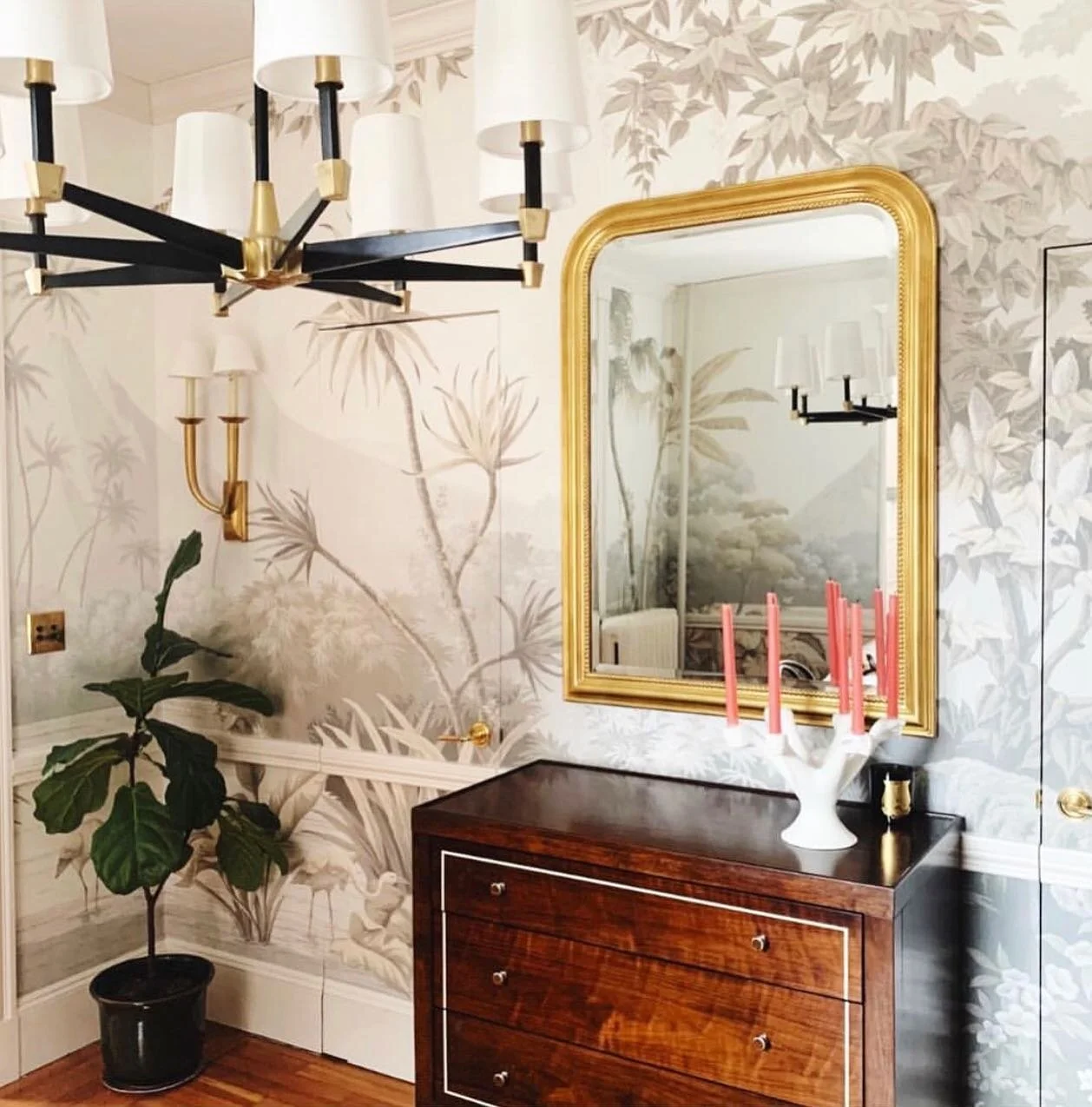 A little throwback because I love this wallpaper @themuralsource 

.
.
.
.
. #mural #muralsources #chinoiserie #chinoiseriechic #wallpaper #boston #beaconhill #diningroom #classic #traditional #design #designer #interiordesign #throwback #kellywearst