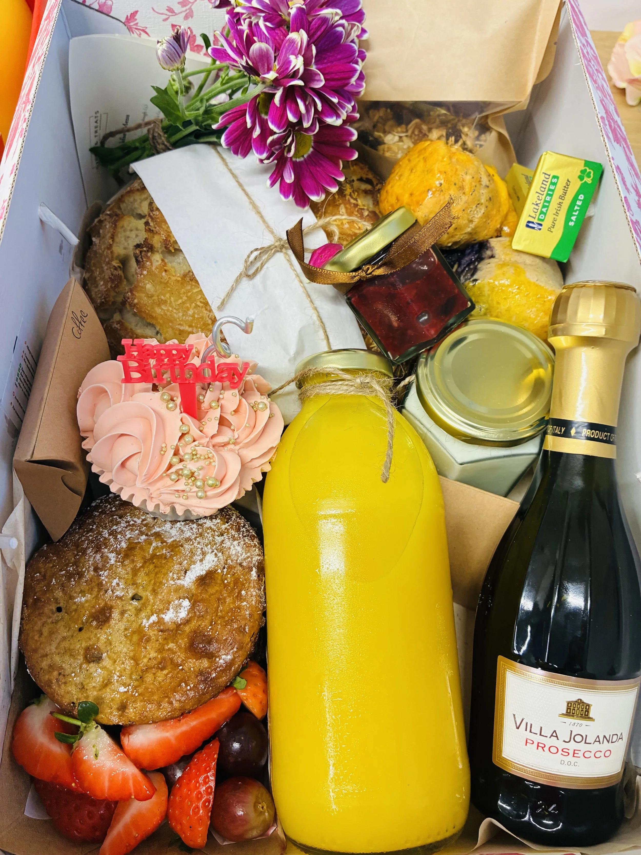FIT  Breakfast Hamper & Small Prosecco and Cupcake - Gift