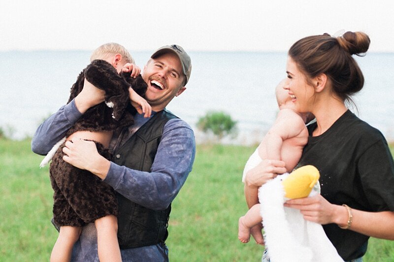 love-and-light-filled-family-session_03.jpg