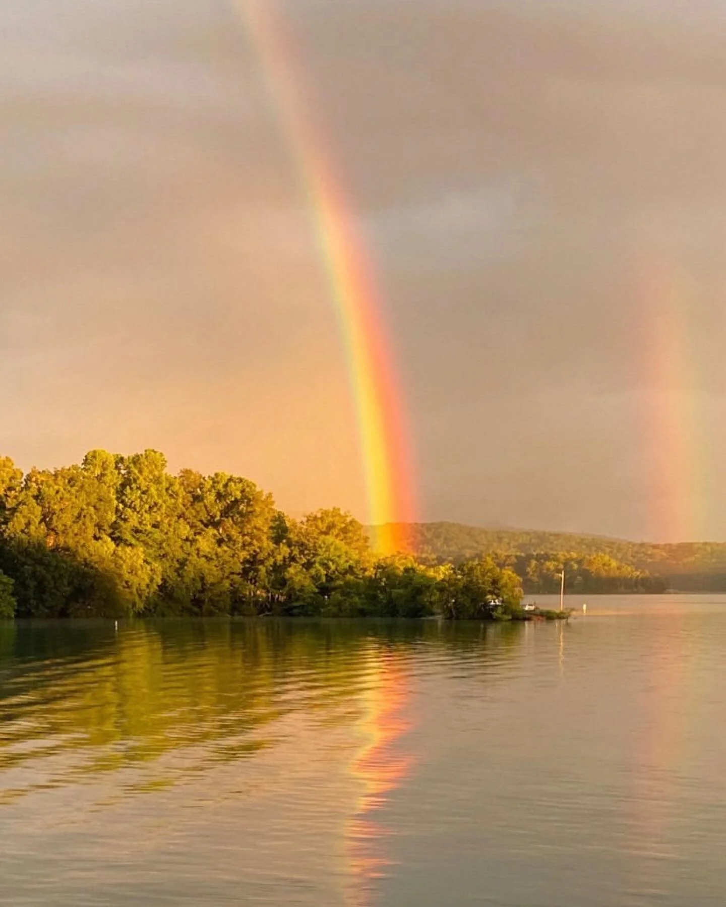 That reflection on the water! Absolutely beautiful! Thank you @meadeconley for sharing!