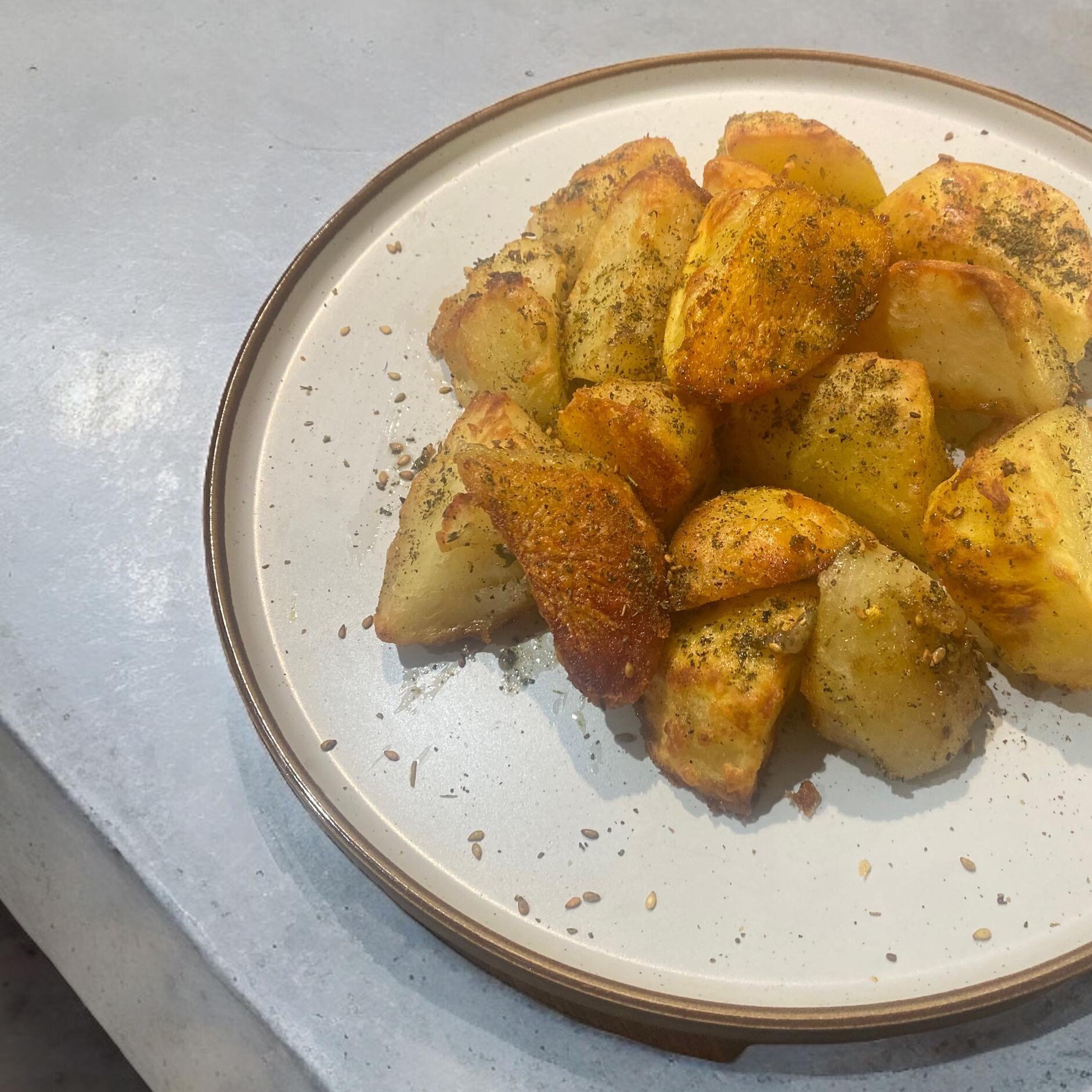 Who doesn&rsquo;t love roasted potatoes with Za&rsquo;atar 🤍 delicious! 

Za&rsquo;atar brings bold &amp; beautiful flavours to any dish. 

We add them to our eggs in the morning, to our roasted Sunday brunch, to tomato olive oil salad.

Za&rsquo;at
