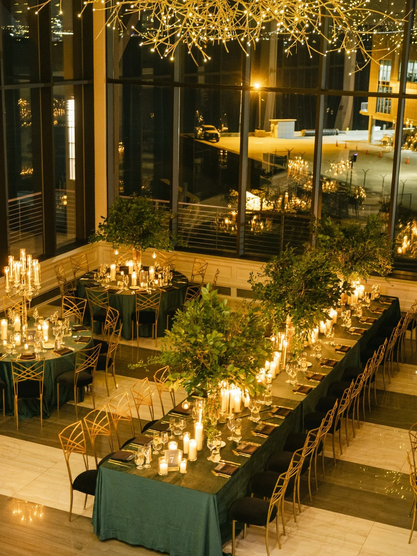 When the light hits right!
.
.
Wedding Planner &amp; Designer @bjornvwevents 
Venue @hudsonhousenj @rodriguezg_ 
Florals @urbanbloomsevents 
Chairs @luxeeventrentals 
Couple @belbee13 &amp; @jordanman112 
Acrylic Pedestals Rentals @jl_craftdesign
Pho