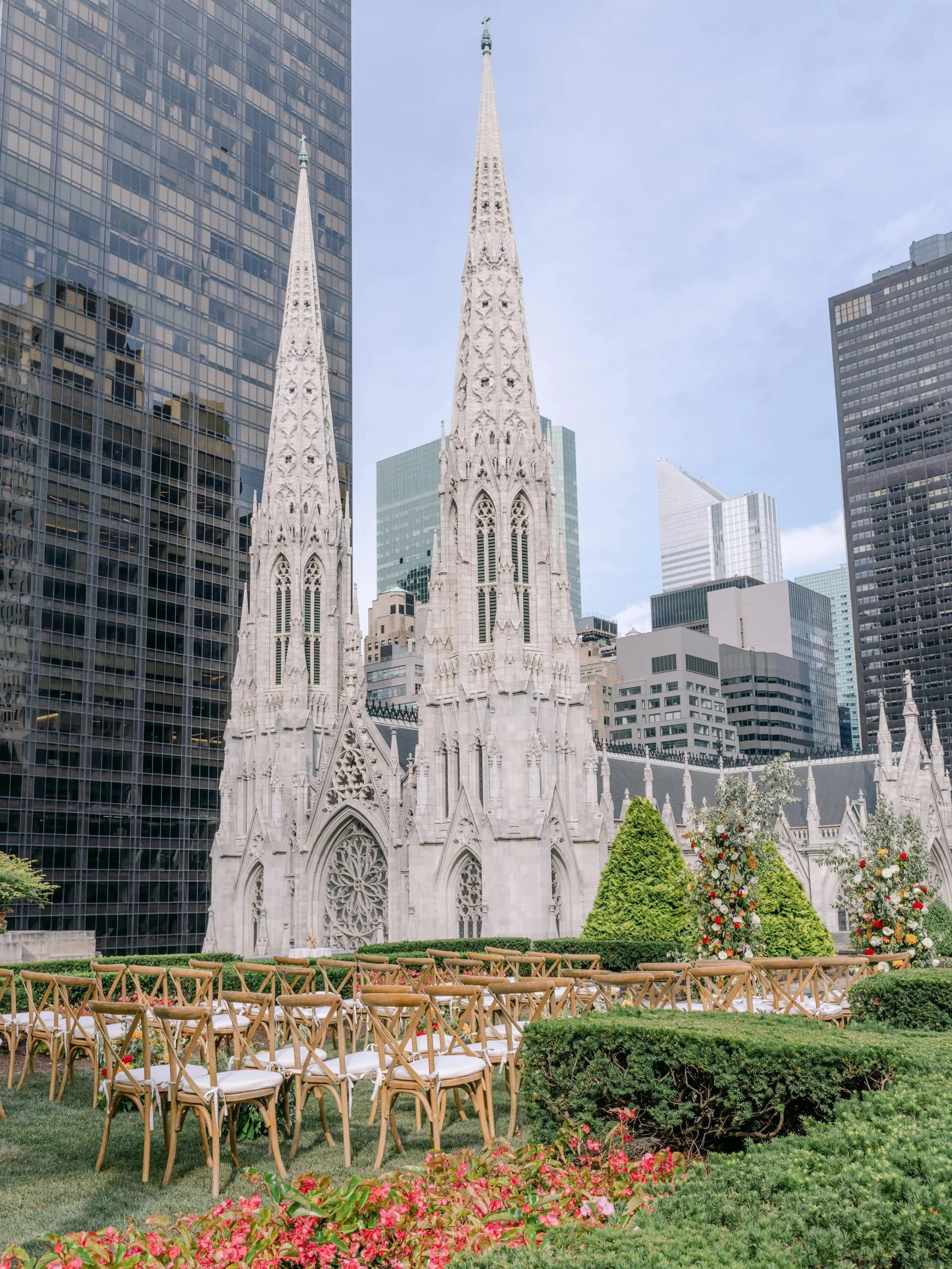 A garden eleven stories above Fifth Avenue, with St. Patrick&rsquo;s as the backdrop. Two unmatched floral columns, a loose late-summer aisle, and nothing that tries to outdo the view. @620loftgarden 
.
DM Us for New York Wedding or Click Link in bio