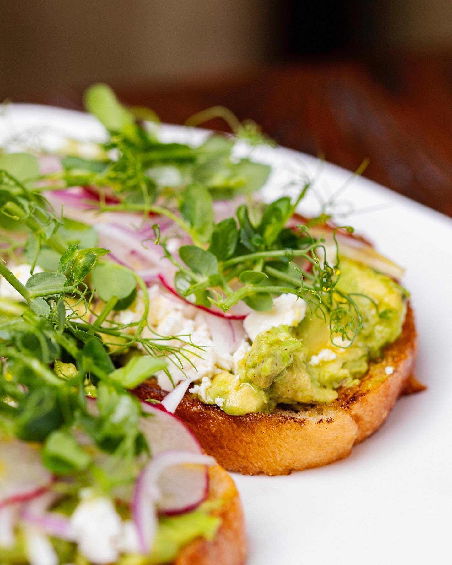 Brunch time essentials include Avocado toast! Join us for brunch 12-3 PM also available through @ubereats 
.
.
.
📸 : @gnarshredjab 
.
.
.

#tullulahs #tullulahsbayshore #bayshore #longisland #newyork #southshoreeats #farmtotable #bayshoresfinest #su