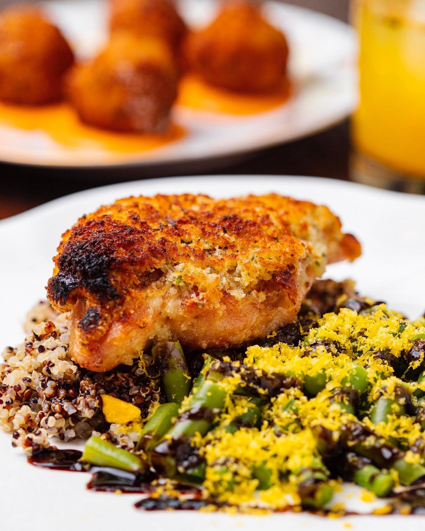 Brune Landaise Chicken with Parmesan Crust, Haricot Verts, Quinoa &amp; Balsamic. Available on our dinner menu &amp; @ubereats
.
.
.
📸 : @gnarshredjab 
.
.
.
#tullulahs #tullulahsbayshore #bayshore #longisland #newyork #southshoreeats #farmtotable #