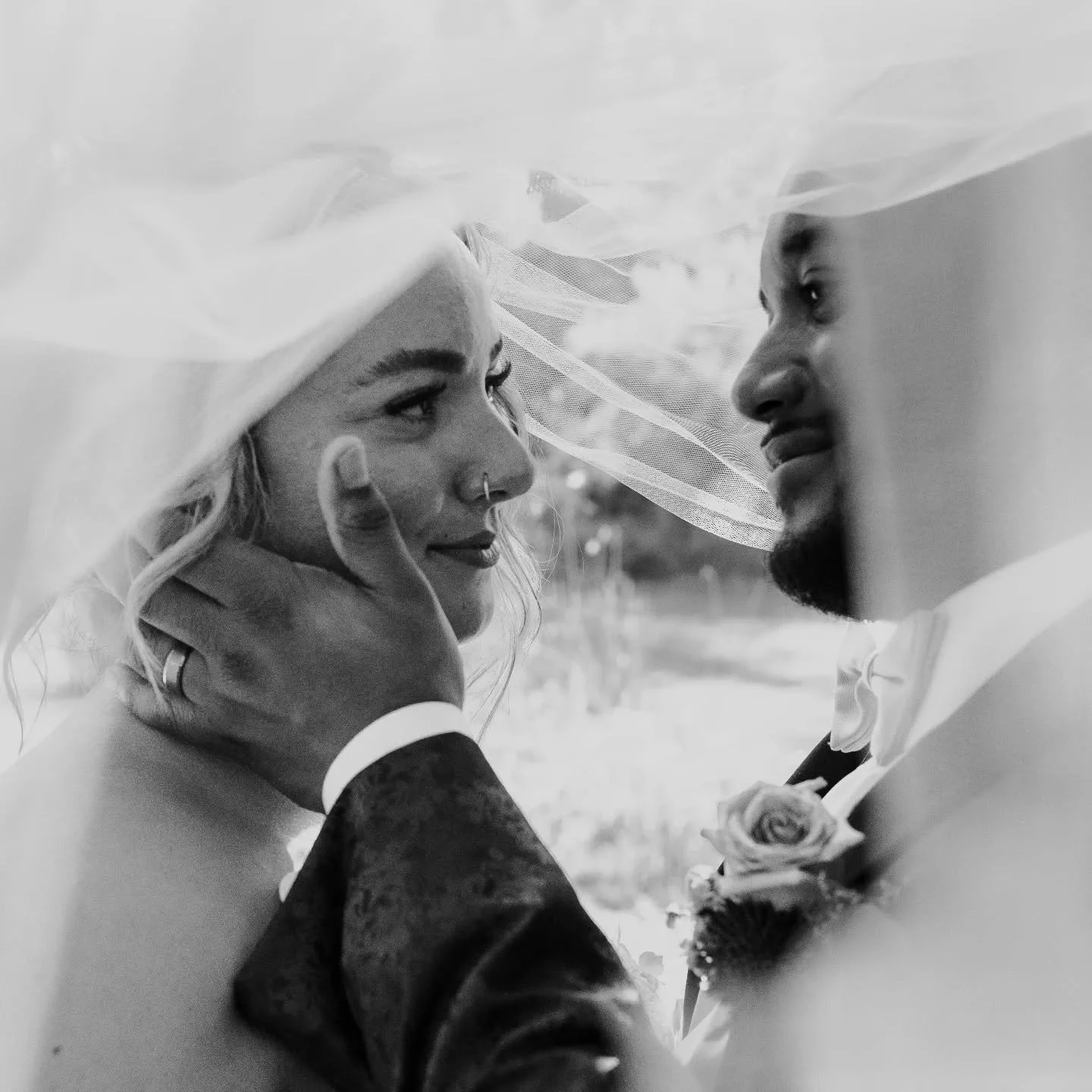 I love small intimate moments on a wedding day, when everything slows down and you can just be present with the one you love.💚