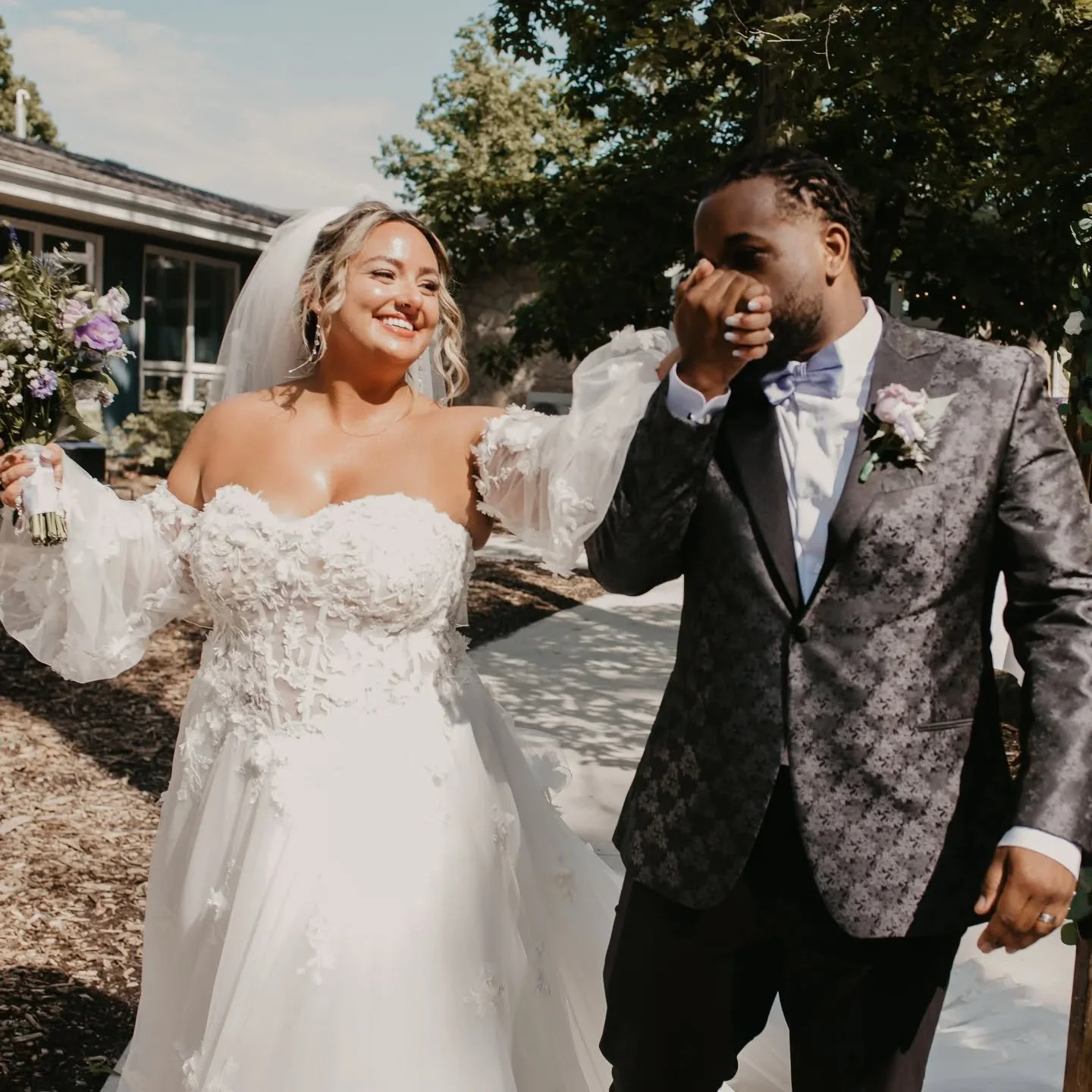 That "just married" smile.💚