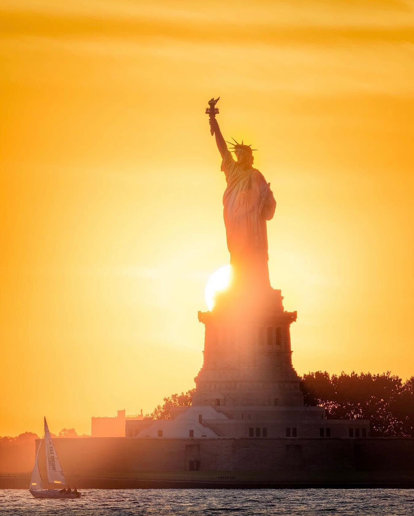 New York City sunsets 🌇 &hearts;️ 
📸: @ivanferrera 

#sunset #nyc #ellisisland #statueofliberty #dlalimo