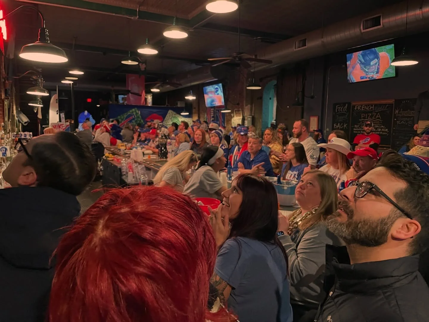 A great game, a great bar, and adoring fans. 

@shamrockpubstl @buffalobills @randinaughton @nfl 

#buffalobills #nfl #stlouis #mostlysuperheroes