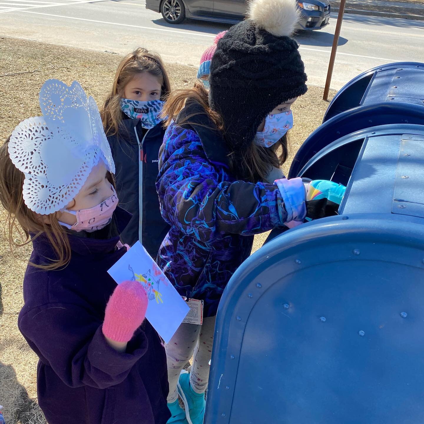 In #placebasedlearning we experience our community as an extension of our classroom.

And, NOTHING motivates a First Grader to write a letter like the promise of a trip to the actual 📫

#childledlearning #childledlearningthroughplay #microschool #li