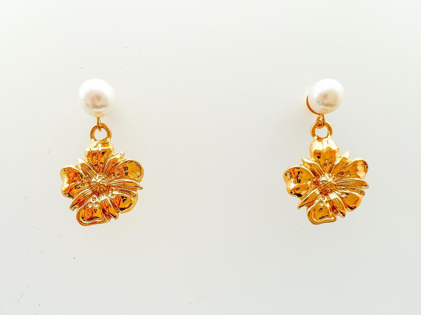 Strawberry flower earrings in gold plated or 9 carat gold with freshwater pearls. Originally hand-carved in wax (swipe to see wax work), you can see the trace of my hand in every jewel. Order yours now at www.josephinedestael.com #jewellery #lostwaxc