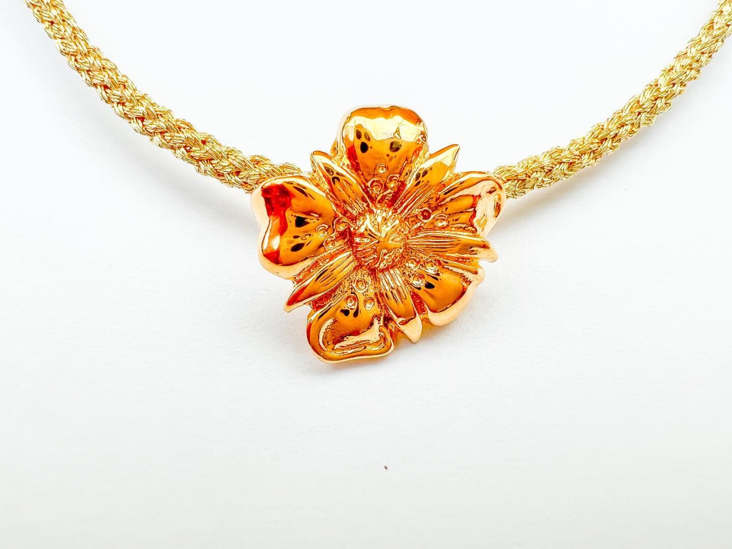Strawberry flower necklace in gold plated or 9 carat gold with handwoven gold thread. Originally hand-carved in wax (swipe to see wax work), you can see the trace of my hand in every jewel. Order yours now at www.josephinedestael.com #jewellery #lost