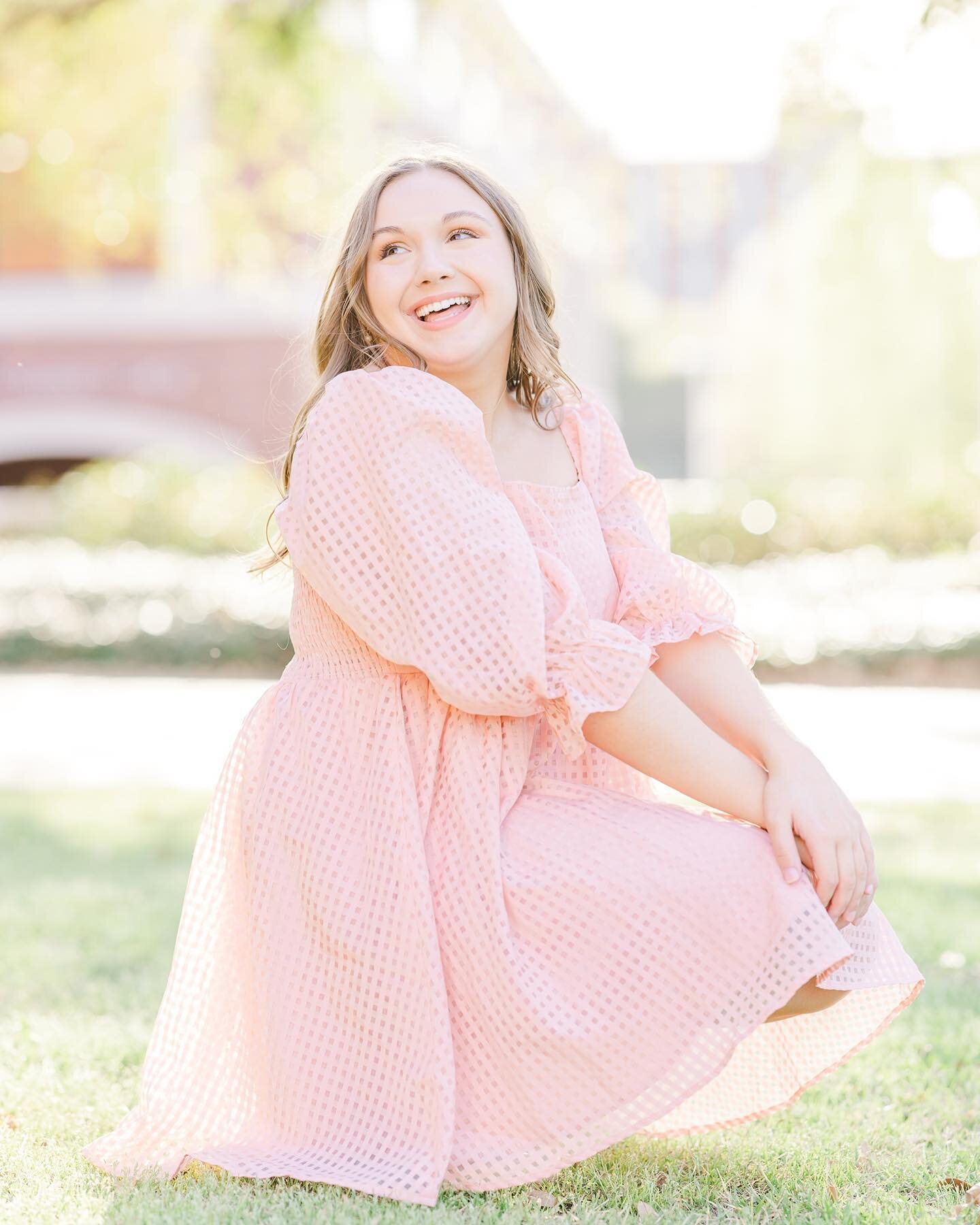 I&rsquo;m so proud of my sweet seniors. It&rsquo;s always so fun to go back to my alma matter. 🤍 Beautiful Kate is heading to Texas to teach art to K-5 kiddos. What a rockstar 🤩

#seniorphotography #galgang #ARseniors #collegegraduate #collegesenio