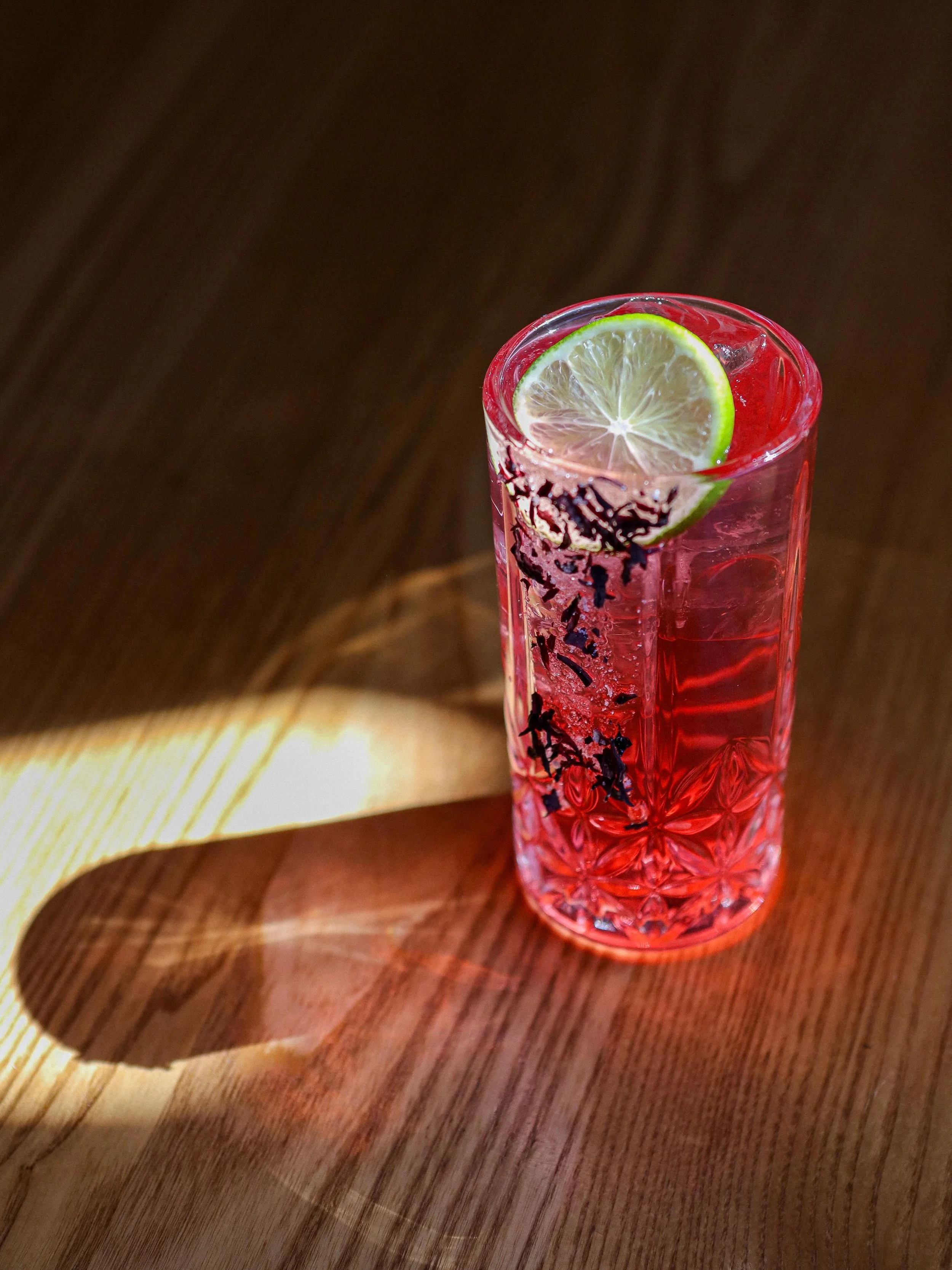 Hibiscus Mock-Mule (NA) 🍋&zwj;🟩

Hibiscus Spiced Tea Simple, White Cranberry, Rose Water, Fresh-Squeezed Lime, Fever-Tree Ginger Beer.