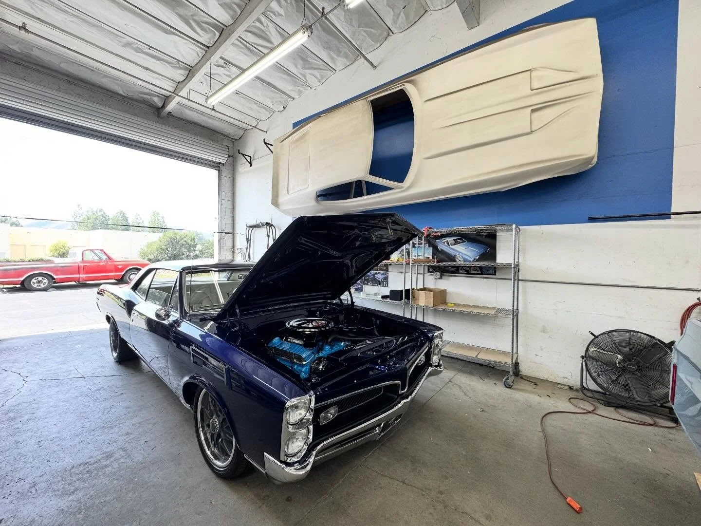 Unchained horsepower and high quality builds were everywhere @purevisiondesign in Simi Valley. Big thanks to Steve Strope and the TMPCC crew for a great visit! There were some beauties outside the shop, as well! 
#carbuilds 
#customcarshop 
#cars 
#c