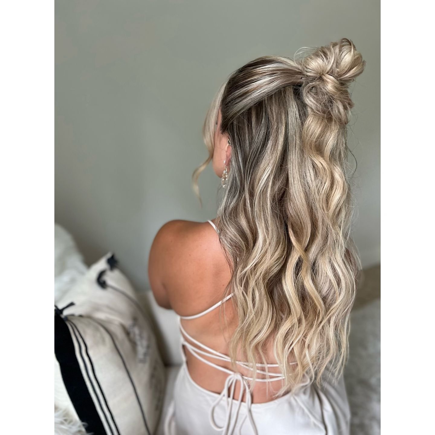 quick grab from the camera roll. no editing just great lighting, beautiful hair color and some random camera settings i found on tiktok. 🤣 #ErinGrahamHair 
.
. 
bridesmaid from real wedding bride @sammyradel | hair bridal bridesmaid cool hair blonde