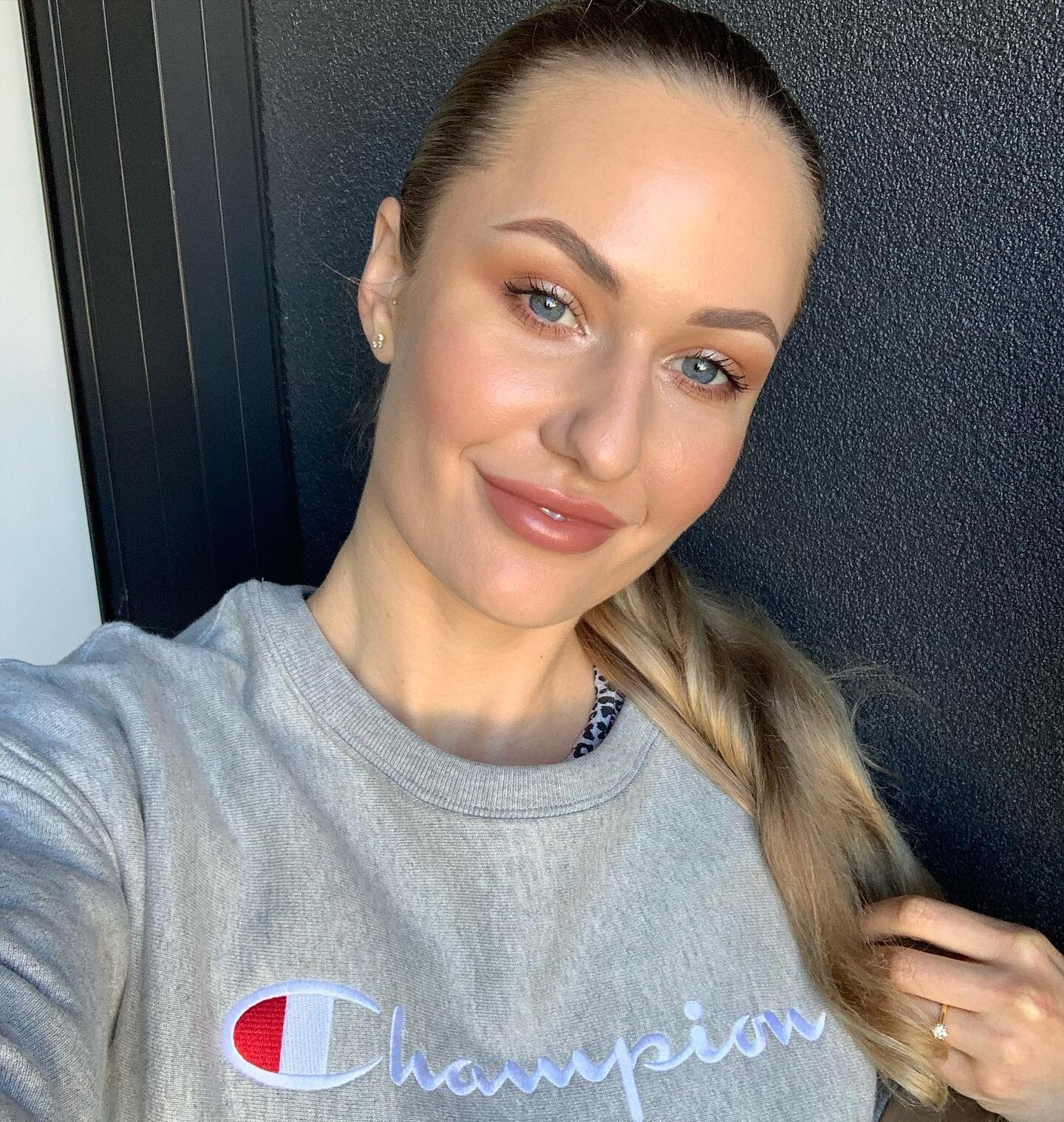 Comfy &amp; perhaps a champion.... 🤔Fresh everyday makeup. My all time go to ✨ Bronzer on the cheeks and eyes, lipstick on the lips and cheeks. Keep it simple!