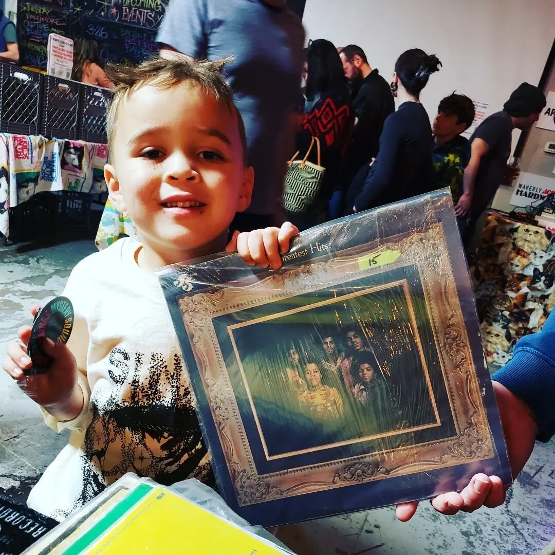 Little homie knows a good classic when he sees it. J5 greatest hits.

@baltimore_record_bazaar
#mysterysoundrecordings #mysteryismusic