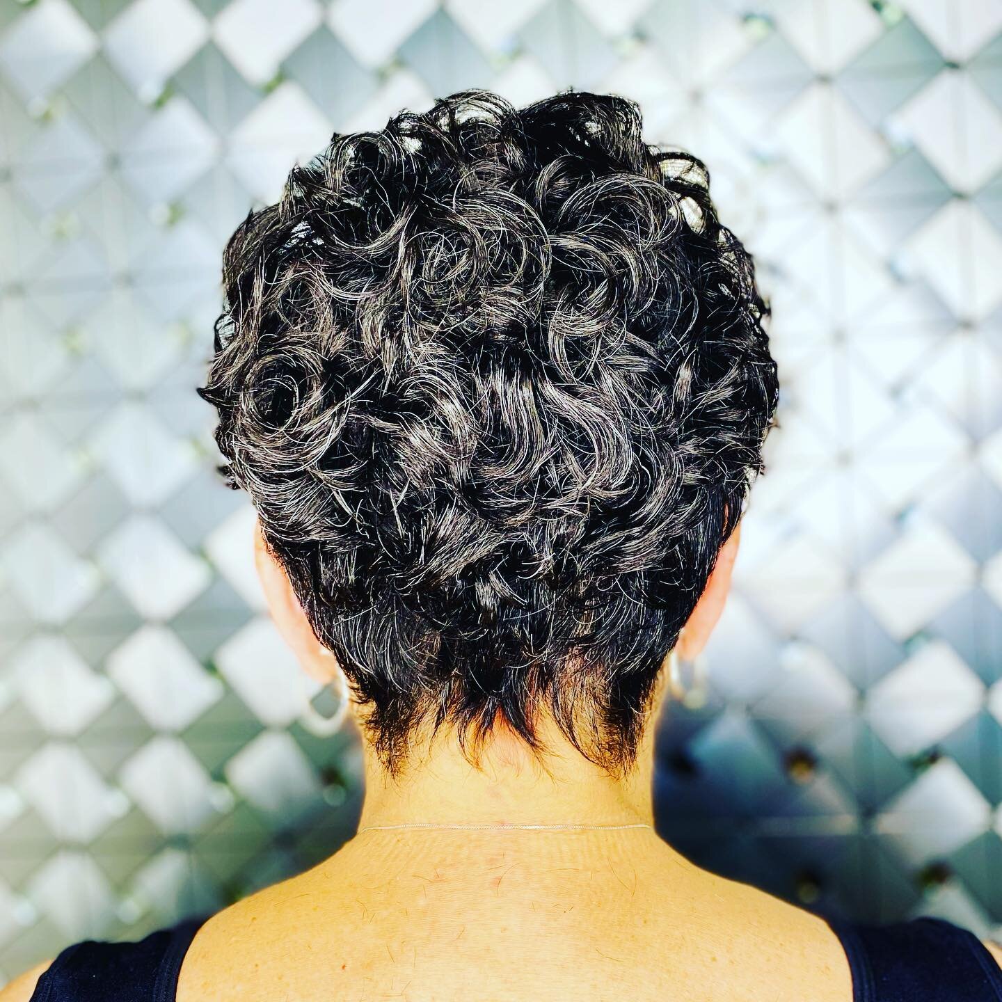 A Soft, Feminine Hairline to Enhance her Waves!🥰&hellip;This is your Beautiful Mom Heather @vi.vicious711 😉&hellip;
such a pleasure meeting her and working with her Curls 😘💕 

#VMACurls #DualCertified
#Rezocut #Devacut #curlycut #mastercolorist #