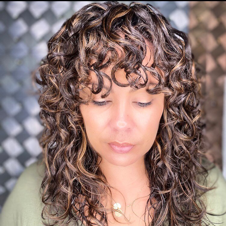 My Beautiful Guest Vanessa grew out her damaged bleached hair and now I was able to  transition her into these Highlights with NO Bleach ! Yaaaay to Healthy Curls !!🥰👍

#VMACurls #DualCertified
#Rezocut #Devacut #curlycut #mastercolorist #curlystyl